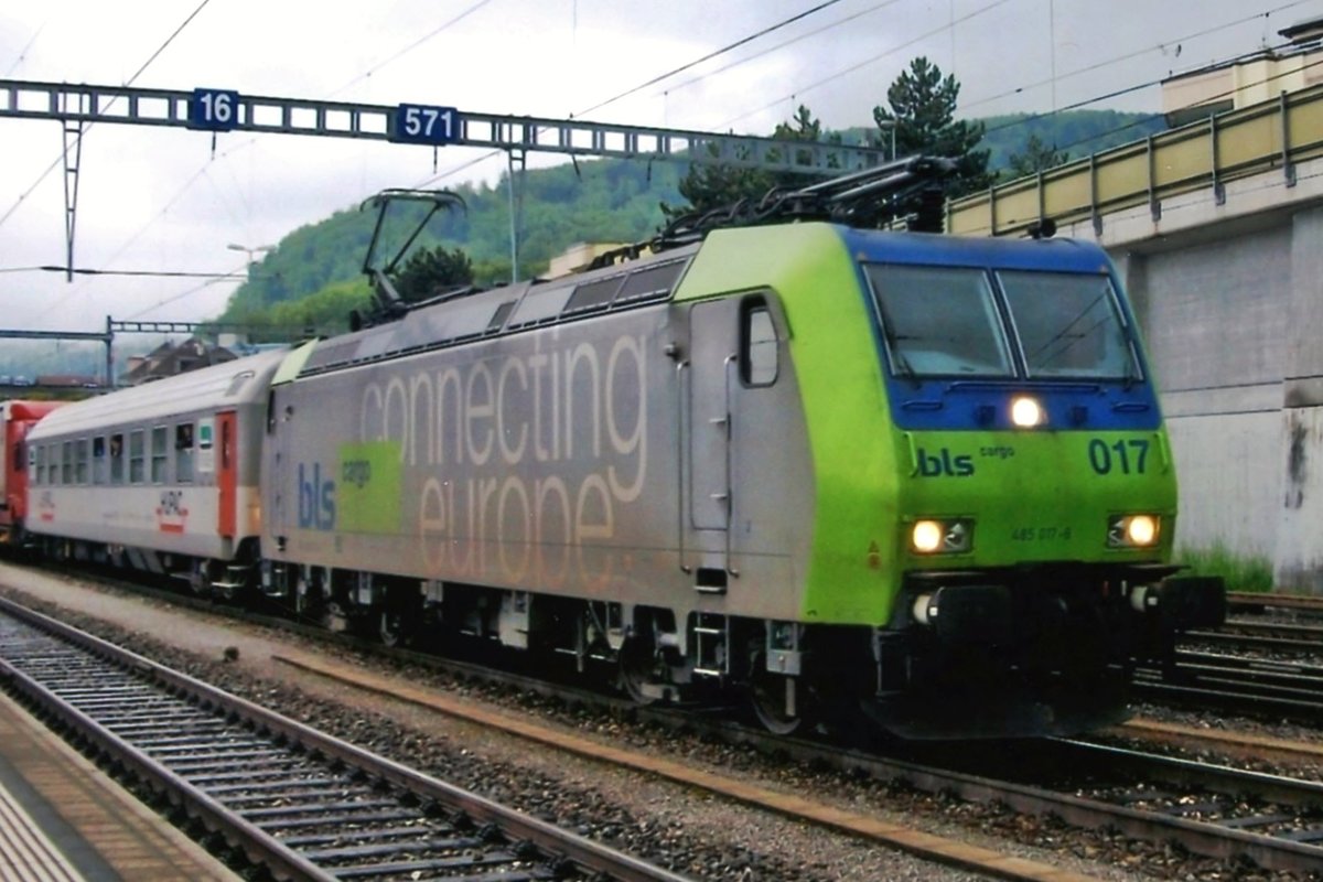 Am tr�ben 14 Mai 2010 treft BLS 485 012 in SPiez ein. 