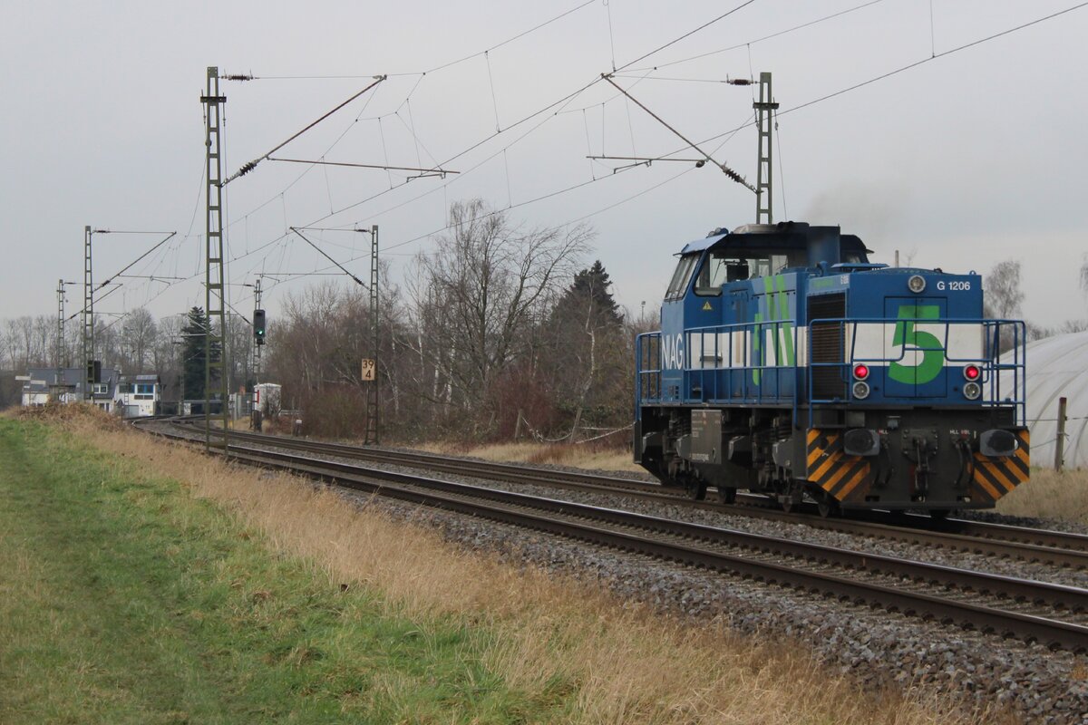 Am trüben 22 Jänner 2025 töfft NIAG-5 an der Fotograf bei Kaarst vorbei. Dieser vom offentlicher Füsspfad zugangiger Stelle liegt an der Strecke (Krefeld-) Meerbusch-Osterrath<=>Neuss Hbf.