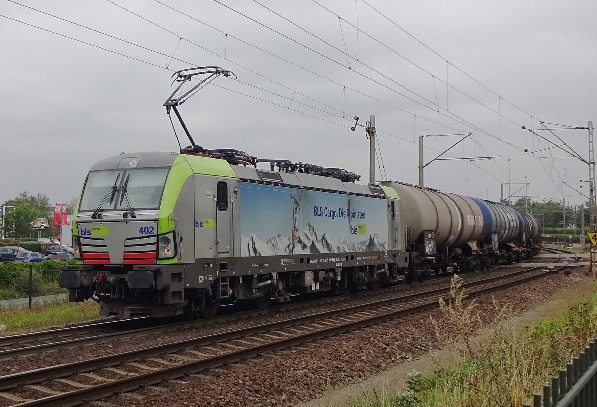 Am trüben 27 Augustus 2020 schlept BLS Cargo 475 402 ein Kesslewagenzug nach Trecate (IT) du7rch Venlo Vierpaardjes.