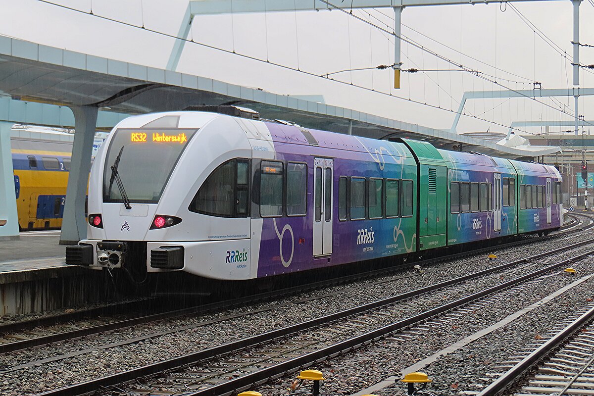 Am verregneten 19 November 2025 steht Arriva/Rrreis 374 'GUUS HIDDINK' in Arnhem als RB nach Winterswijk.