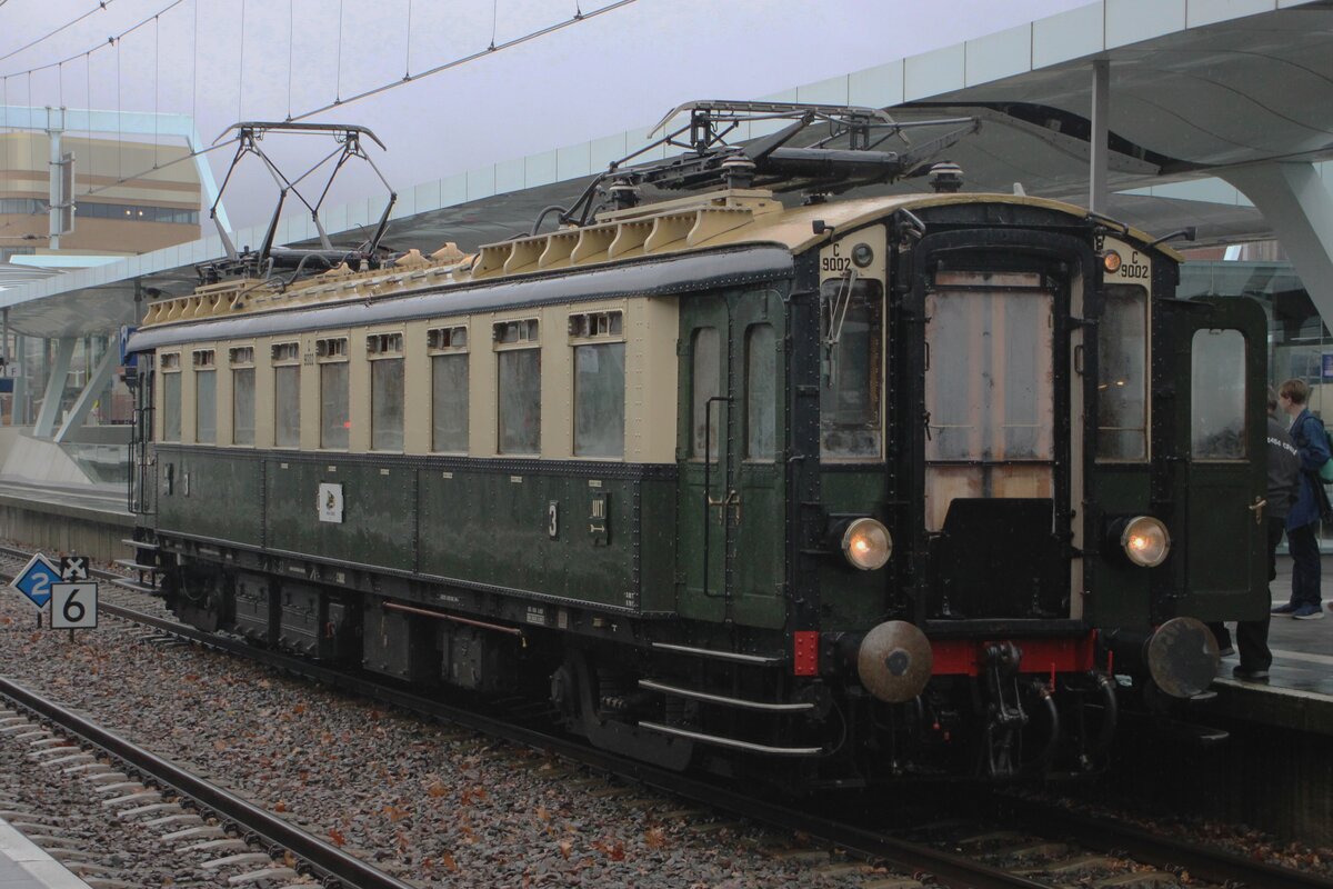 Am verregneten 19.November 2025 war die 101 Jahre alter Mat'24 No.9002 'JAAP' in Arnhem Centraal mit einige Sonderfahrten.