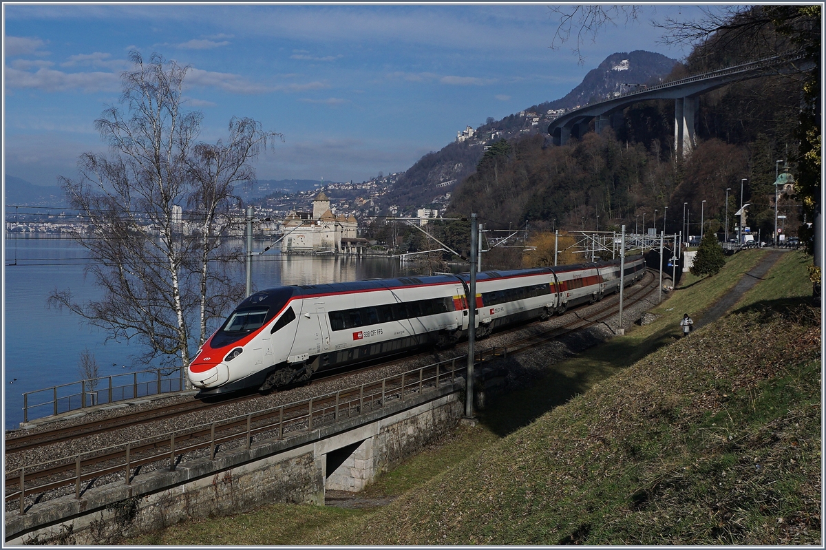 An einigen Winter-Samstagen kann man beim Château de Chillon in relativ kurzer Zeit zwei internationale Züge fotografieren : den ETR 610 (RABe 503) als EC 32 von Milano nach Genève (auf dem Bild zu sehen) und den Lyria TGV de Neige Paris - Brig.
11. Feb. 2017