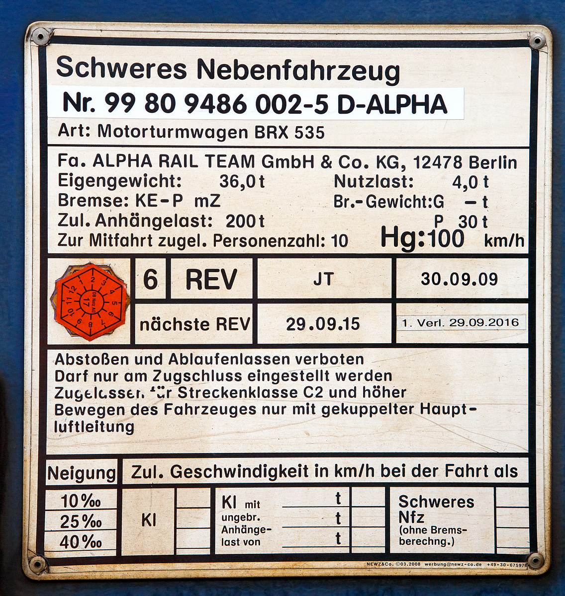 
Anschriftentafel von dem ex Motorturmwagen BRX 535, Schweres Nebenfahrzeug Nr. 99 80 9486 002-5 D-ALPHA (ex 97 99 02 501 18-2) ), der Alpha Rail Team GmbH & Co. KG, Berlin, abgestellt am 11.06.2016 in Betzdorf (Sieg).