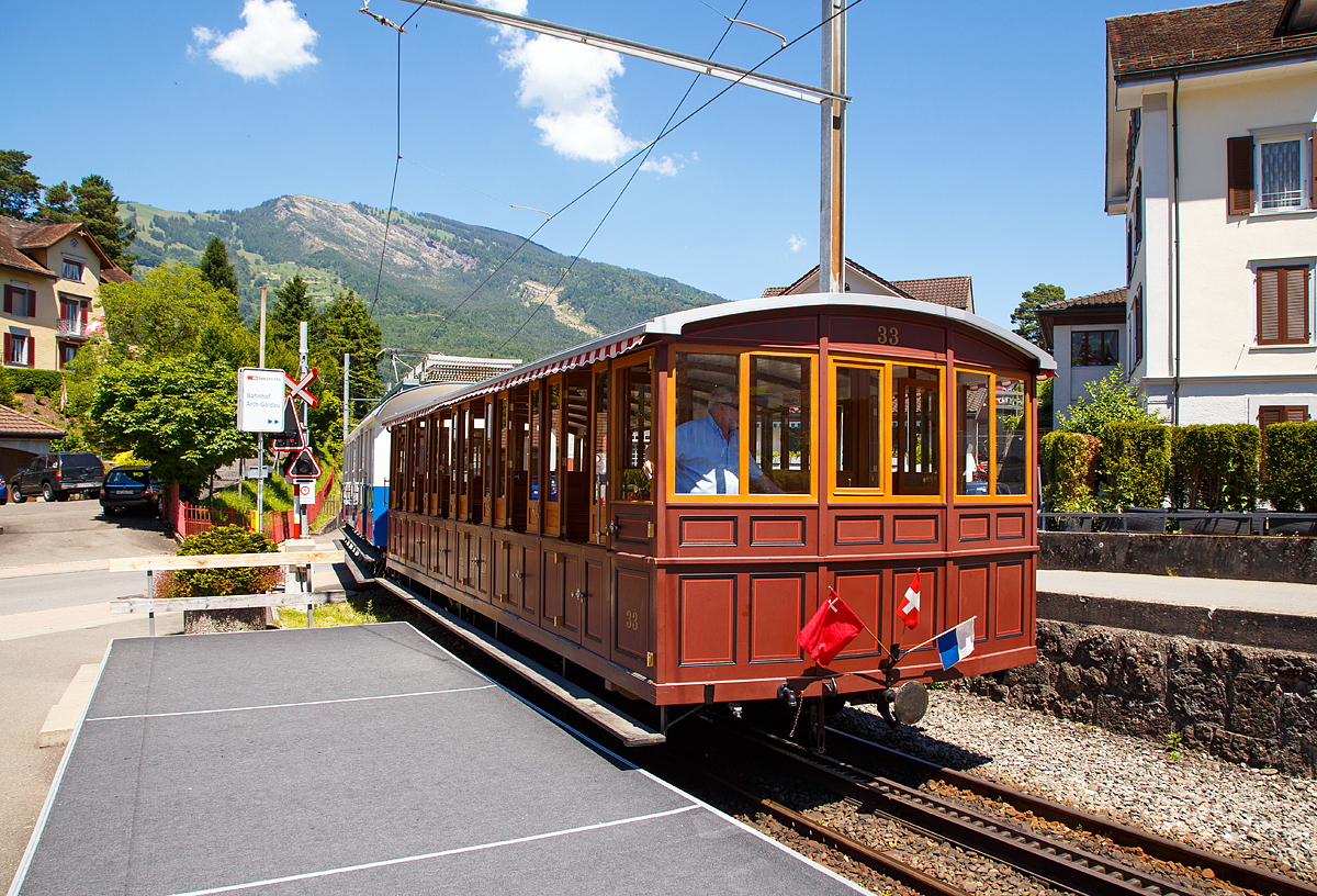 
Arth-Rigi-Bahn (ARB) - Mit dem historischen Personenwagen Nr. 33, Baujahr 1875, voran und dem historischen Triebwagen BDeh 2/4 Nr. 7 (ex  BCFhe 2/4) f�hrt der Leerzug am 23.06.2016 von Goldau in Richtung Rigi Kulm los.

TECHNISCHE DATEN Personenvorstellwagen:
Inbetriebnahme: 1875
L�nge: 9.630mm
Breite: 3.050mm
H�he: 3.150mm
Achsenabstand:	4.150mm
Raddurchmesser: 744mm
Sitzpl�tze: 72
