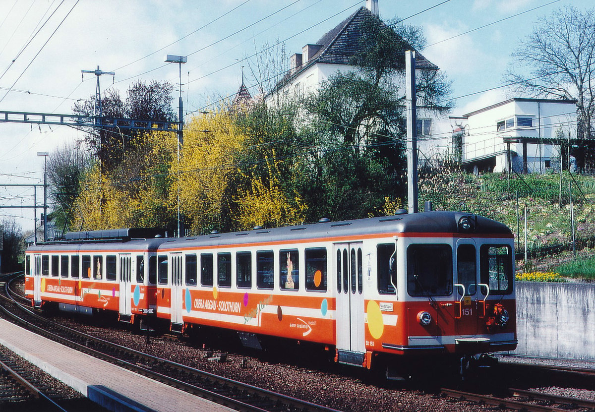 ASm: An Ostern 2001 wünschte die ASm ihrer treuen Kundschaft im Oberaargau mit dem mit Osterhasen und Ostereier geschmückten Pendelzug, bestehend aus dem Be 4/4 302 und dem Bt 151 frohe Ostern. Verewigt wurde der Osterzug bei der Einfahrt Wiedlisbach.
Foto: Walter Ruetsch
