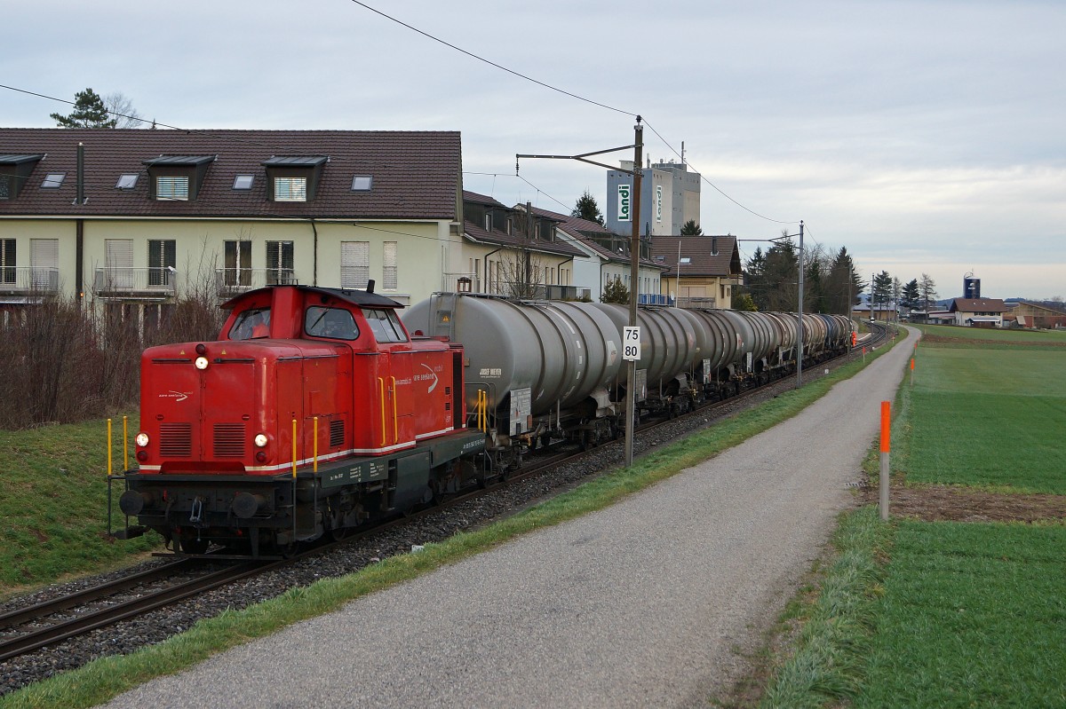 ASm: Bei wechselhafter Witterung wurden am 12. Januar 2015 die Oelz�ge auf dem ASm-Dreischienengeleise zwischen Niederbipp und dem Tanklager Oberbipp mit der Em 327 (ex DB V 100) gef�hrt. Die Em 327 mit einem Kesselwagenzug bei Oberbipp.
Foto: Walter Ruetsch