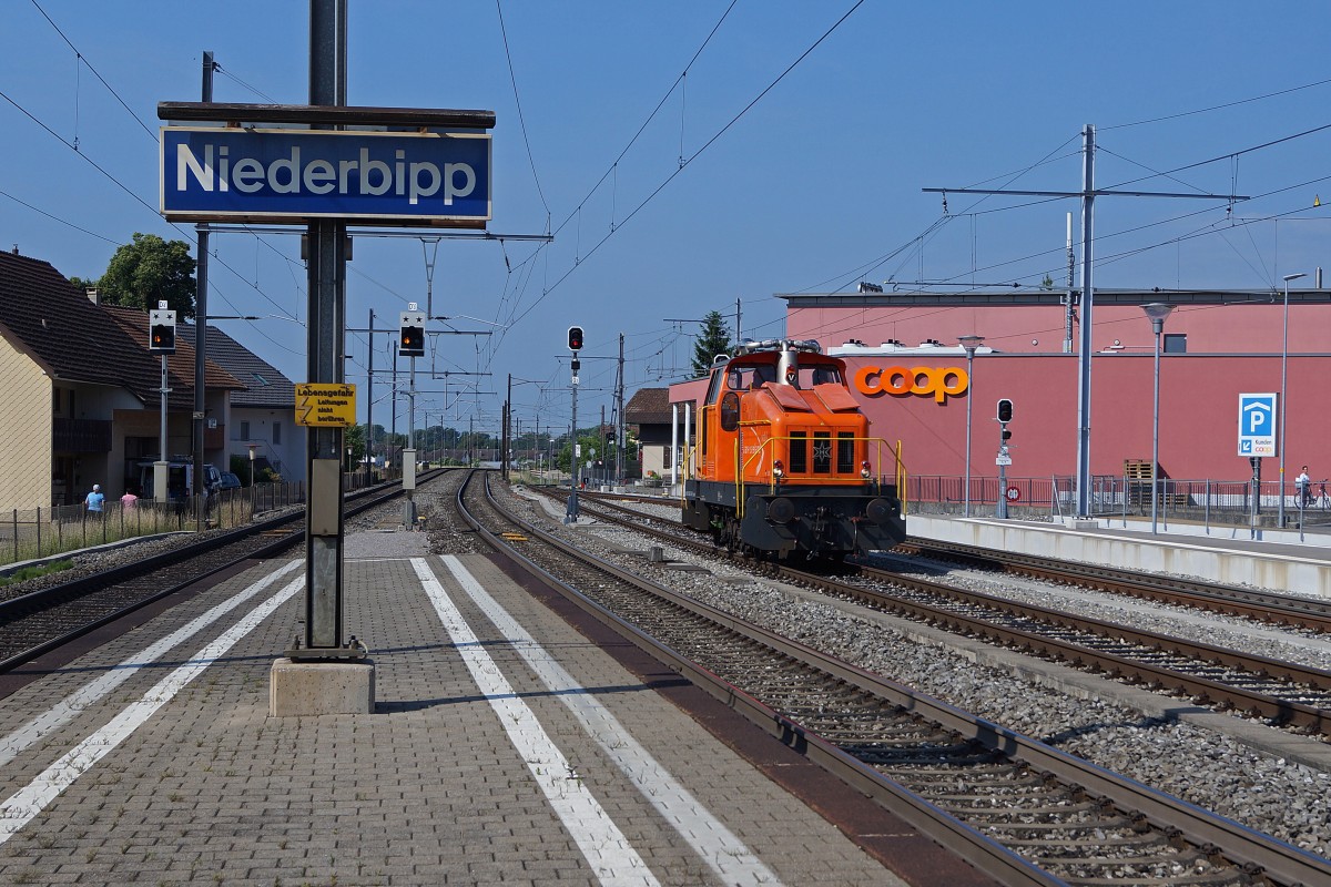 ASm: Einfahrt der Em 3/3 326  HENSCHEL  in Niederbipp am 12. Juni 2014.
Foto: Walter Ruetsch