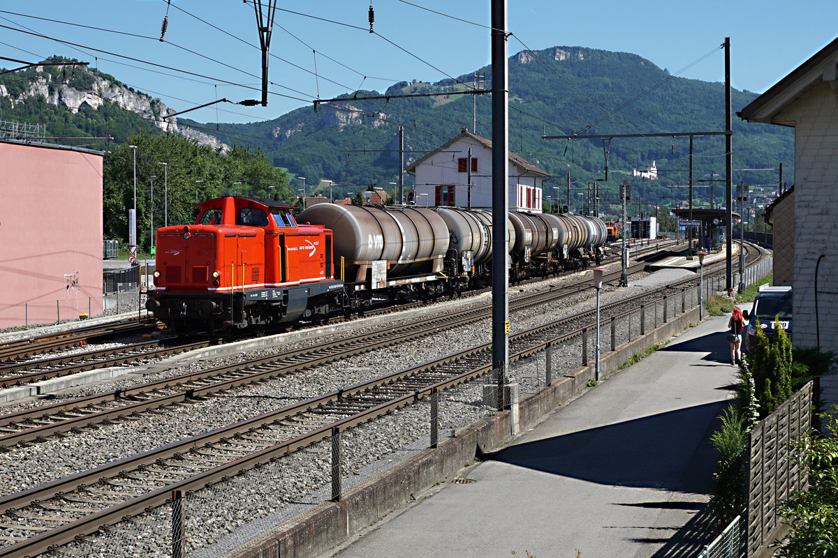 ASm: In einem Umkreis von nur 5 Kilometer können im Kanton Solothurn noch täglich drei Diesellokomotiven aus Deutschland im Einsatz fotografiert werden.
Die Em 327 (ex Sersa Am 847 957-8, ex DB 211 215-9 bzw. V 100 1215) mit einem Ölzug nach Oberbipp bei der Ausfahrt Niederbipp am 17. Juli 2017.
Foto: Walter Ruetsch

