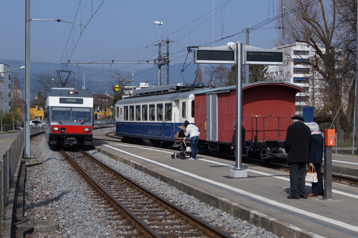 ASm/BTI: Nicht alltägliche Zugskreuzung in Nidau zwischen einem einem Be 2/6 und dem Dienstzug bestehend aus dem BRe 4/4 516  ANKERSTUBE  mit G 584 am 20. März 2015.
Foto: Walter Ruetsch