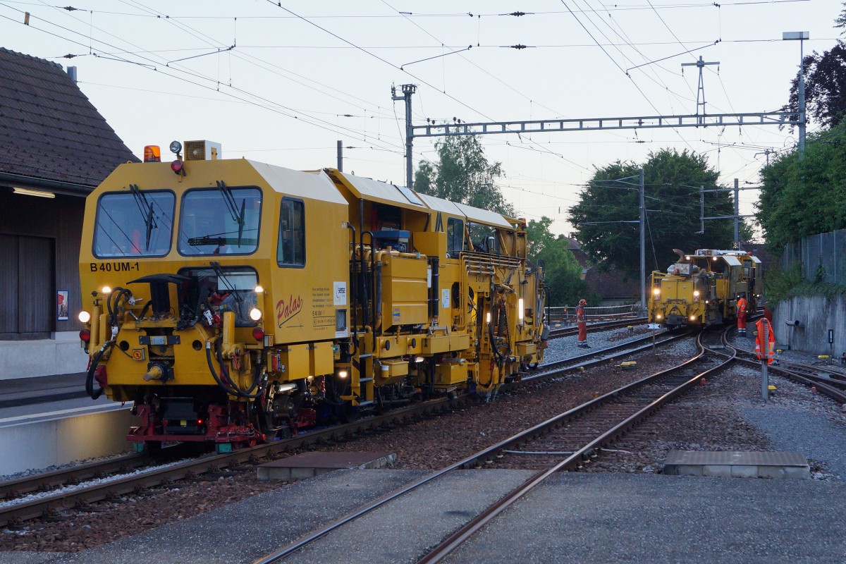 ASm/PALAS/MATISA: Gleisbauarbeiten auf dem Streckenabschnitt Wiedlisbach-Niederbipp w�hrend der Nacht vom 30. Juni 2015. Stopfmaschine PALAS B 40 UM-1 der Sersa Group und Planiermaschine MATISA R 21 RD-1 von der Sersa Group im Einsatz in Wiedlisbach.
Walter Ruetsch 