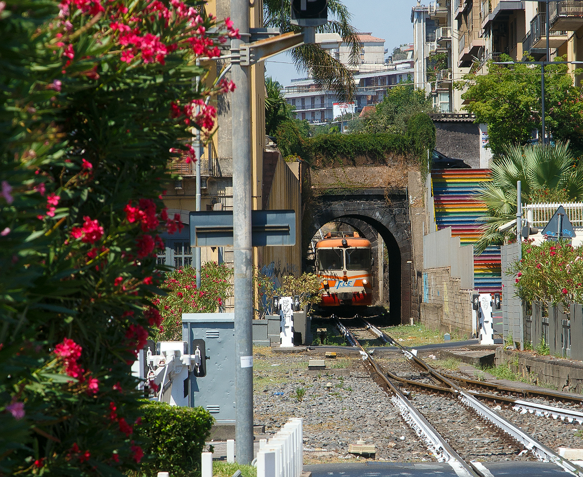 Auch an und um Europas höchsten aktiven Vulkan gibt es eine Bahn, die Schmalspurbahn, die auch den Namen des Vulkans (Ätna / italienisch Etna) in sich trägt, die Ferrovia Circumetnea (FCE).

Die Ferrovia Circumetnea (FCE), auch Circumetnea, ist eine regionale Nahverkehrsgesellschaft auf Sizilien, die eine 950 mm-Schmalspurbahn fast rund um den Ätna betreibt. Nach der kompletten Stilllegung des ehemals ausgedehnten FS-Schmalspurbahnnetzes Siziliens ist sie die letzte verbliebene Schmalspurbahn auf der Insel. Mit einer Streckenlänge von fast 111 km umrundet sie, zwischen Catania Borgo und Riposto, fast den kompletten 3.357 m hohen Ätna. Leider lässt der Fahrplan sehr zu wünschen übrig, mal eben einmal rundherum fahren ist nicht so einfach. Zwischen Randazzo und Riposto finden nur wenige Zugfahrten am Tag statt. Zudem ruht sonntags der ganze Bahnbetrieb. 

Der aus Paternò kommende FCE ADe 15 erreicht am 20.07.2022 nun gleich den Ziel- und Endbahnhof Catania Borgo.
