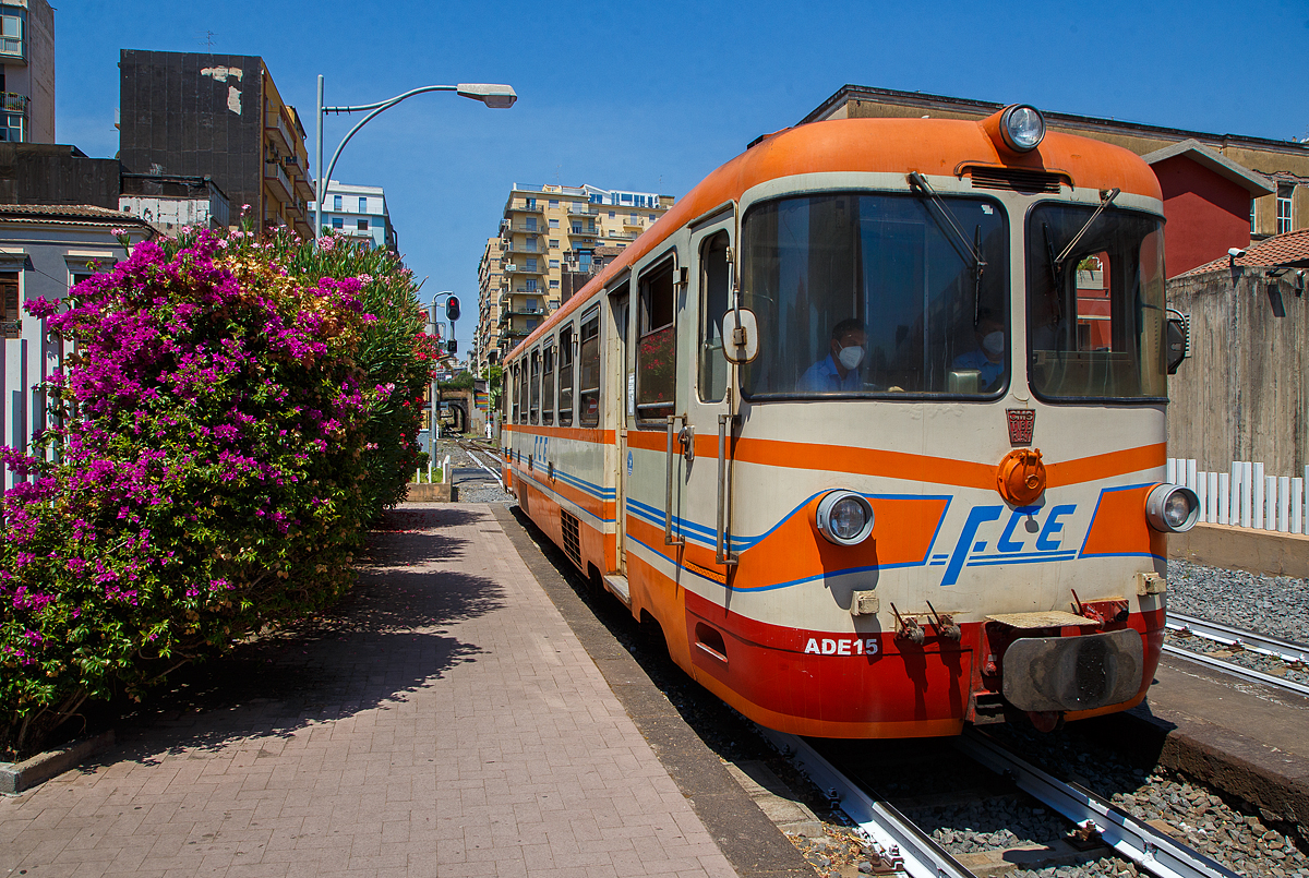 Auch an und um Europas höchsten aktiven Vulkan gibt es eine Bahn, die Schmalspurbahn, die auch den Namen des Vulkans (Ätna / italienisch Etna) in sich trägt, die Ferrovia Circumetnea (FCE).

Die Ferrovia Circumetnea (FCE), auch Circumetnea, ist eine regionale Nahverkehrsgesellschaft auf Sizilien, die eine 950 mm-Schmalspurbahn fast rund um den Ätna betreibt. Nach der kompletten Stilllegung des ehemals ausgedehnten FS-Schmalspurbahnnetzes Siziliens ist sie die letzte verbliebene Schmalspurbahn auf der Insel. Mit einer Streckenlänge von fast 111 km umrundet sie, zwischen Catania Borgo und Riposto, fast den kompletten 3.357 m hohen Ätna. Leider lässt der Fahrplan sehr zu wünschen übrig, mal eben einmal rundherum fahren ist nicht so einfach. Zwischen Randazzo und Riposto finden nur wenige Zugfahrten am Tag statt. Zudem ruht sonntags der ganze Bahnbetrieb. 

Der aus Paternò kommende FCE ADe 15 erreicht am 20.07.2022 den Ziel- und Endbahnhof Catania Borgo.

10 dieser dieselelektrischen Triebwagen (ADe 11 bis 20) wurden Ende der 1970er-Jahre von OMS, TIBB und Fiat Ferroviaria für die Ferrovia Circumetnea (FCE) gebaut, heute sind noch 8 vorhanden. 

TECHNISCHE DATEN:
Hersteller: OMS, TIBB,  Fiat Ferroviaria 
Gebaute: 10
Spurweite: 950 mm
Achsfolge: Bo' Bo'
Treibraddurchmesser: 750 mm (neu)
Höchstgeschwindigkeit: 80 km/h 
