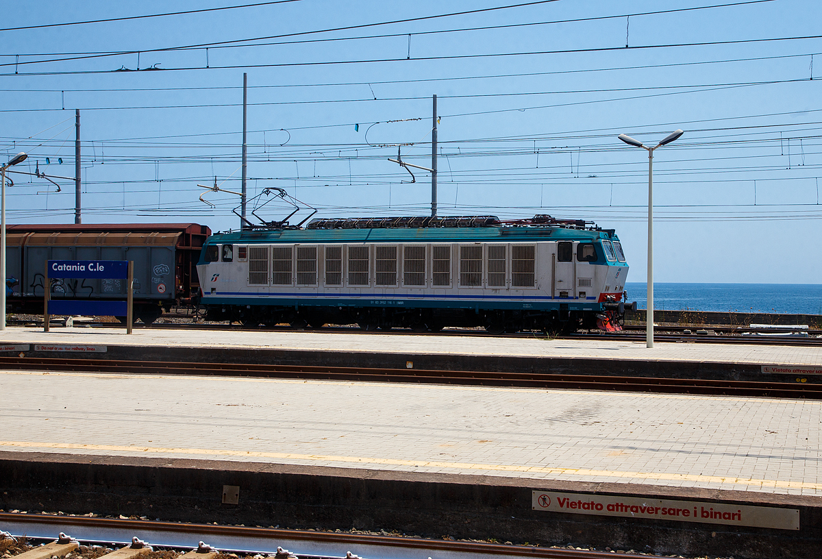 Auch auf Sizilien gibt es G�terz�ge....
Die Mercitalia Rail, Tiger E.652 116 (91 83 2652 116-1 I-MIR), ex Trenitalia E.652 116, f�hrt am 20.07.2022 von Messina kommend, mit einem kurzen Schiebewandwagen-Zug, durch den Bahnhof Catania Centrale in Richtung S�den.
