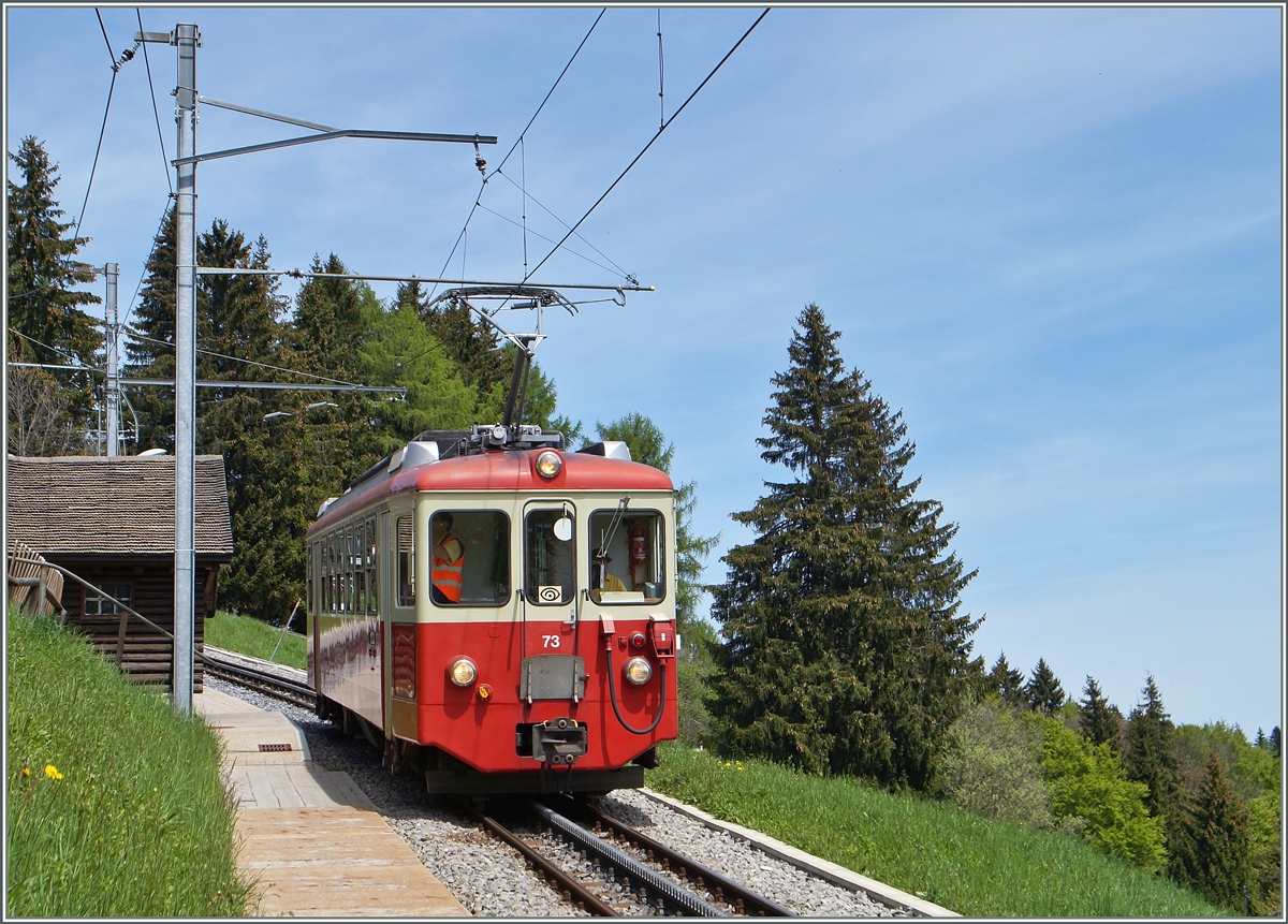 Auch bei der CEV gibt es  Sch�lerz�ge , auch wenn sie nicht im Kursbuch zu finden sind: 
Der CEV BDeh 2/4 73 holt in Lally (und dann auf den folgnden Zwischenstationen) ein paar Sch�ler ab.
11. Mai 2015