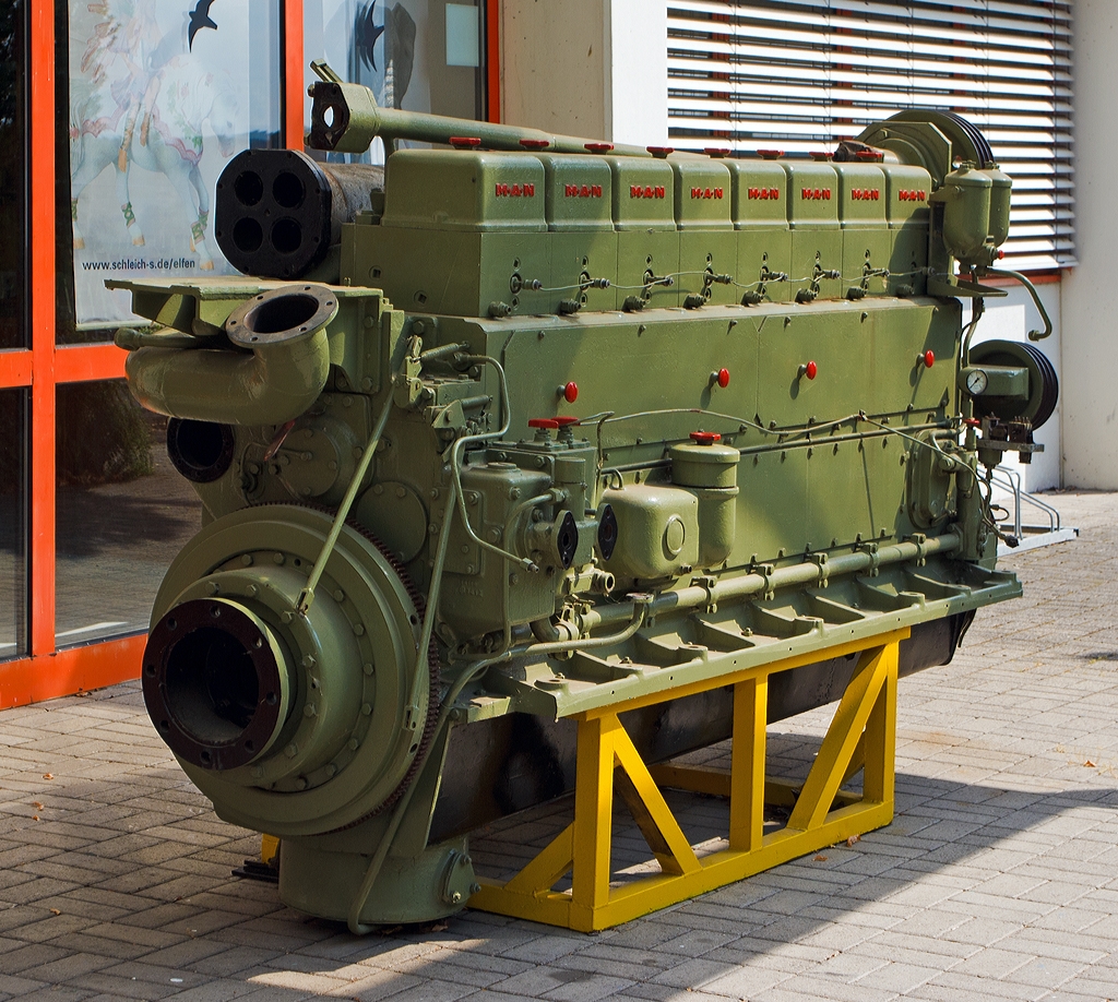Auch ein Bahnbild, denn dies ist der Motor der Jung R 42 C - Fabrik-Nr.  13118 (die ex Nr. 4 der Freie Grunder Eisenbahn, Herdorf), aufgenommen am 21.08.2013 bei  Sammler- und Hobbywelt in  Buseck  

Der MAN-Motor W8V 17,5/22A mit Aufladung (wassergek�hlter 8 Zylinder-Diesel-Reihenmotor) mit einer Leistung von 440 PS bei 1100 U/min (und 280 Meter �.M.).  Der Moto wurde 1959 vom MAN (Maschinenfabrik Augsburg-N�rnberg AG, Augsburg) unter der Fabrik-Nr. 301 750 gebaut.
Der Motor hat ein Gewicht von ca. 4.000 kg.
