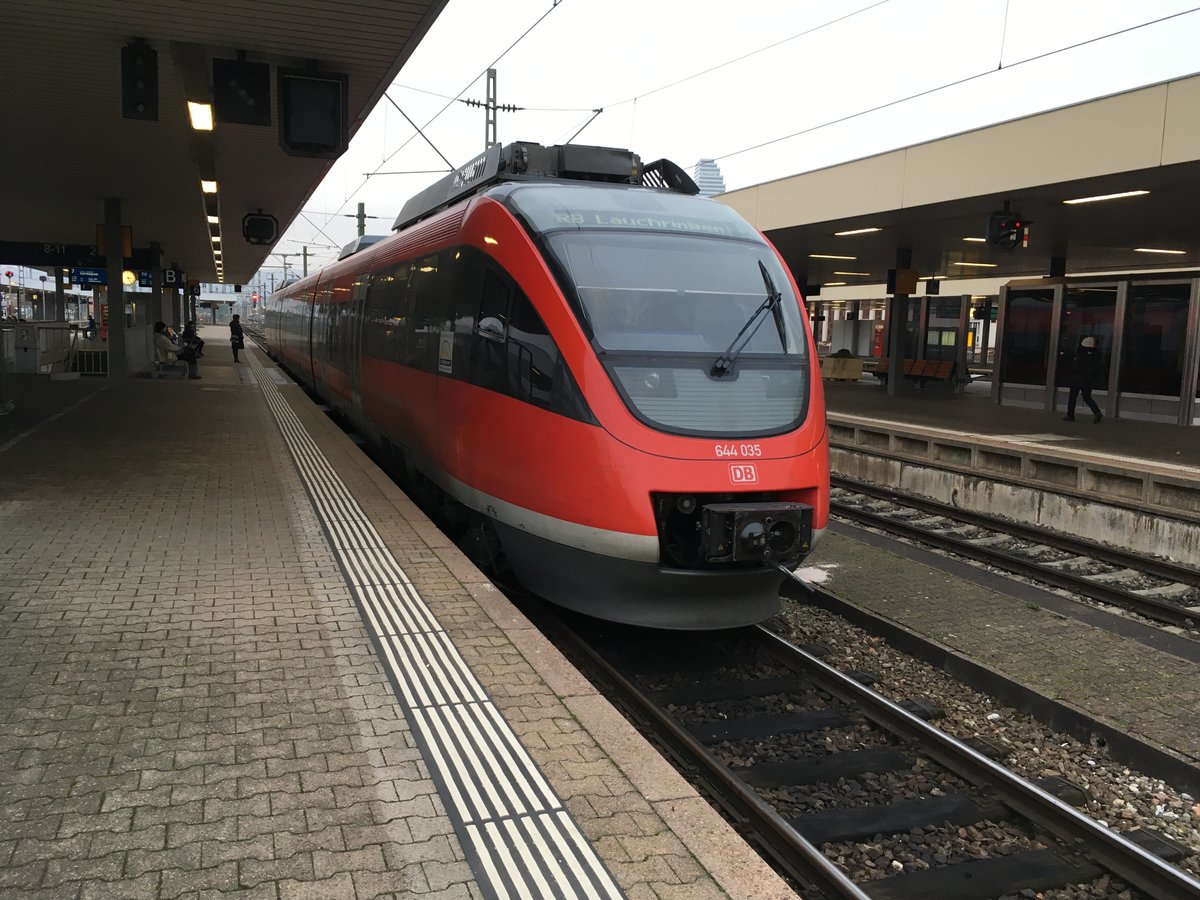 Auch einer der neuen auf der Hochrheinbahn:

644 035 als Rb 17367 nach Lauchringen abfahrbereit am 26.11.16 in Basel Bad Bf 