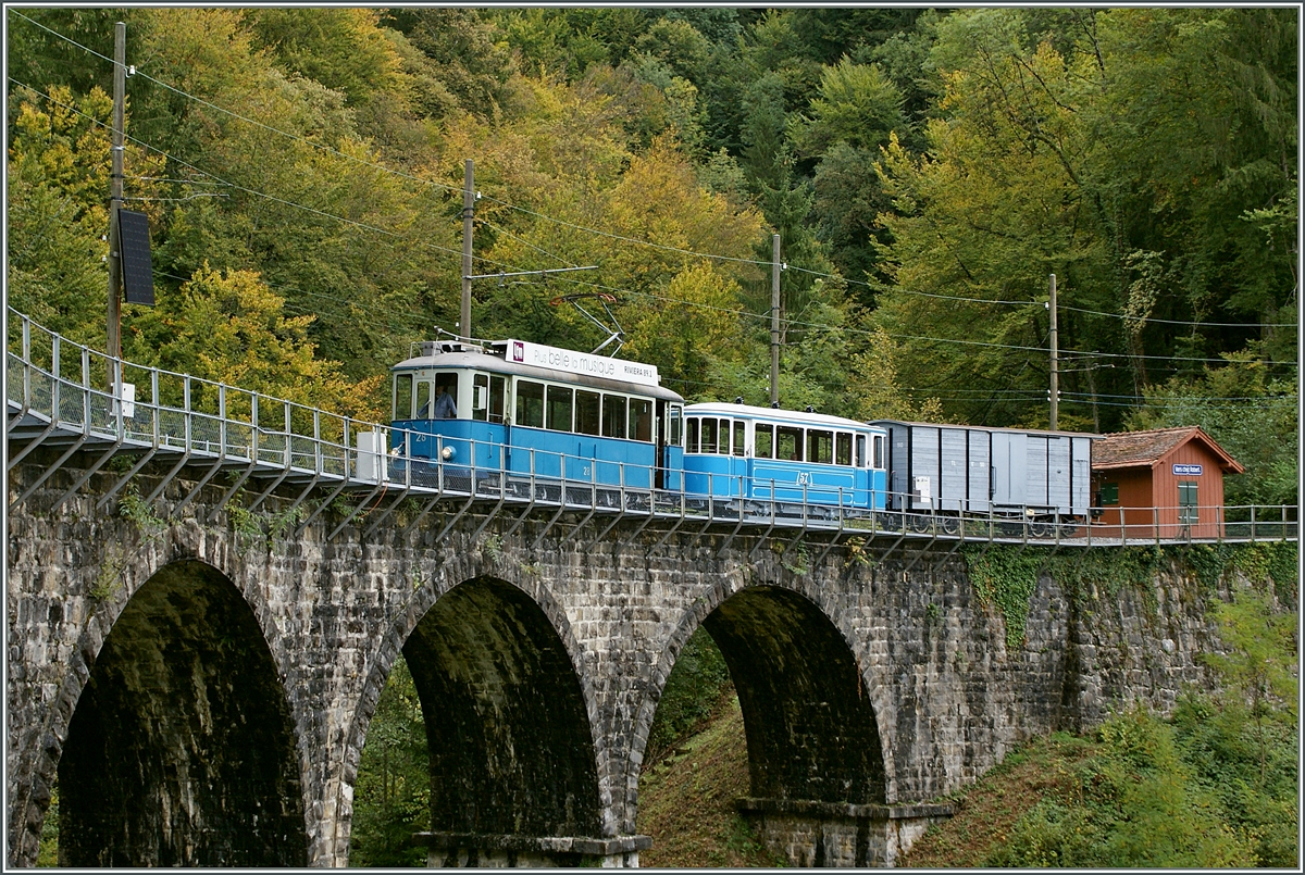 Auch Querformat, so finde ich hat seine Berechtigung, selbst wenn die Dimension der Baie de Clarens Viadukts etwas gemindert wird.
B-C  TL  GmP bei  Vers chez Robert . 
6. Okt. 2013