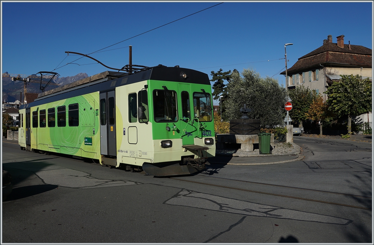 Auf den ersten Kilometern vom SBB Bahnhof bis zum Bahnhof  Aigle Ch�teau ist die ASD als  Strassenbahn  unterwegs, so wie hier kurz nach der Abfahrt des ASD BDe 4/4 402 in Aigle March�.

27. Okt. 2021