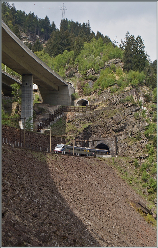Auf eine der gewaltigen Steinsatz-Dàmme führt das Trasse den ETR 470 Richtung Süden.
