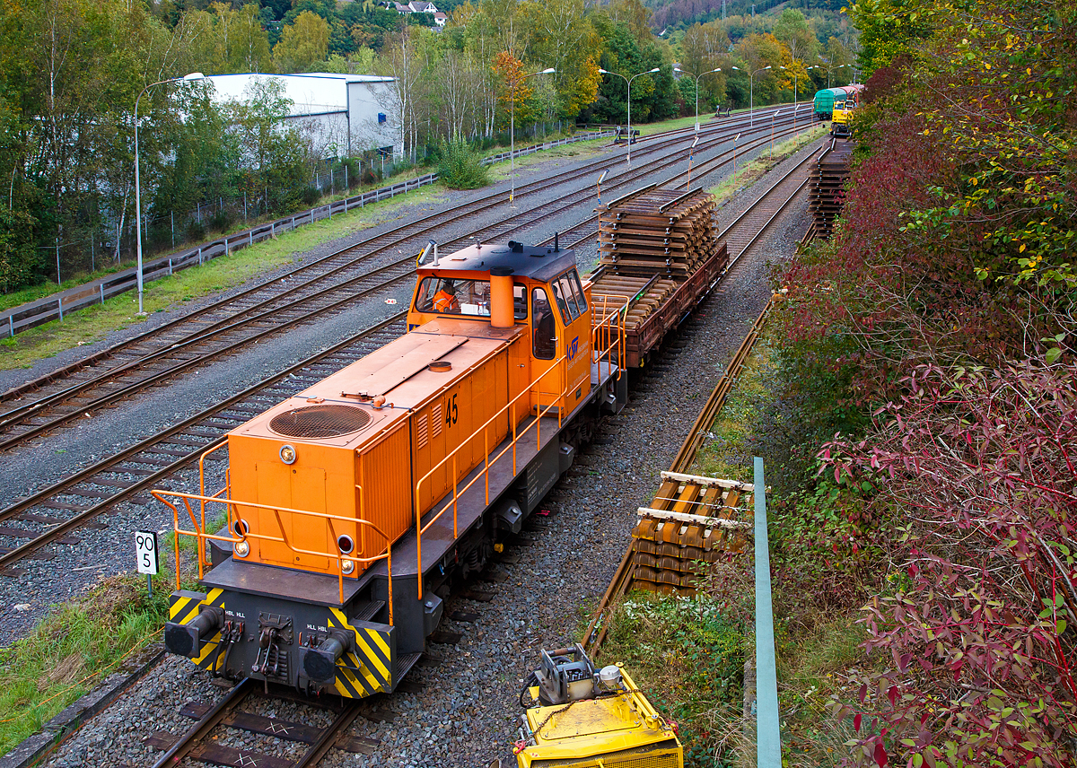 
Auf den letzten vorhandenen Metern Gleis der Strecke zwischen Bahnhof Herdorf und Neunkirchen tätigt die KSW 45 (98 80 0276 016-9 D-KSW) eine MaK G 1204 BB der Kreisbahn Siegen-Wittgenstein mit einem 2-achsiger Flachwagen der Gattung Ks 446 am 11.10.2020 in Herdorf den Pendelverkehr.
Hier fährt sie gerade die alten Gleisstücke zum Bahnhof ab.