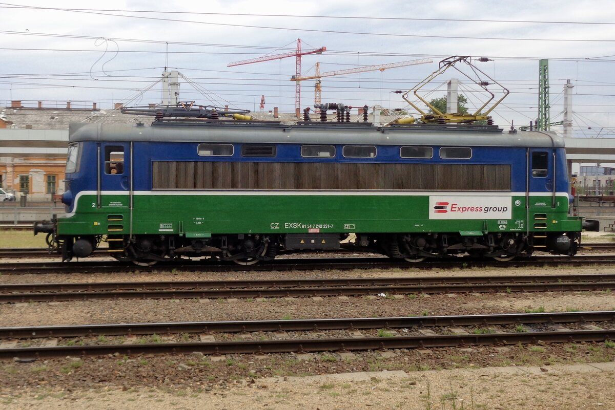 Aus Slowakei ins Ungarn: Express Group 242 251 durchfahrt am 11 September 2018 Kelenf�ld.