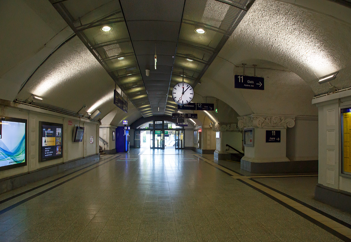 
Bahnhof Köln Messe der Übergang zu den Gleisen, nach oben zu den hochliegenden Gleisen 1 bis 10 und nach unten zu den tiefliegenden Gleisen 11 und 12 (hier am  01.06.2019).