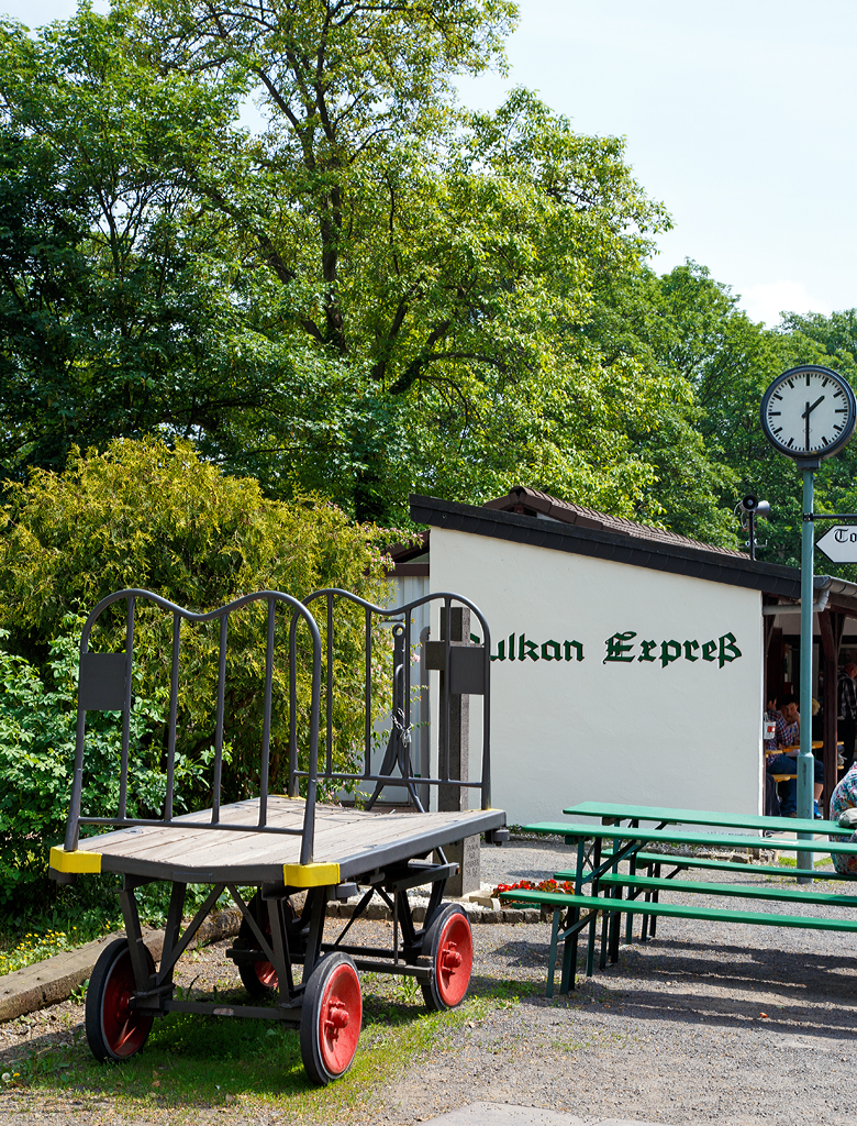 
Bahnhofsambiente und –impressionen am 24.05.2015 beim Bahnhof Brohl BE der Brohltalbahn bzw. beim „Vulkan – Expreß“.

Hier steht noch ein alter Gepäckwagen Anhänger wie wir sie früher noch von den Bahnhöfen kennen.

