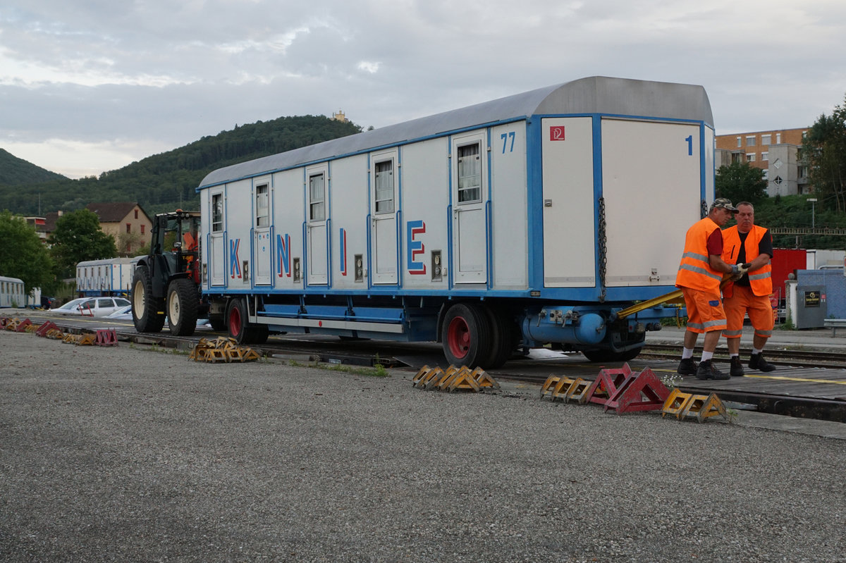 Bahntransport Zirkus Knie.
Impressionen vom 7. bis 8. Juli 2017 in Olten Hammer.
Mit Traktoren sowie Menschenkraft wurden die Wagen während der letzten Vorstellung auf die Bahnwagen verladen.
Foto: Walter Ruetsch