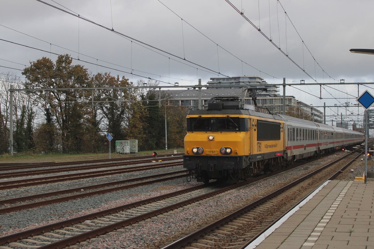 Bald soll das Universum sich müssen verabschieden von die Einsatze der NS Reihe 1700 mit DBIC-Wagen zwischen Amsterdam und Berlin. Am grauen 19 November 2023 zieht 1761 ein Abschiedssonderzug in Nijmegen als Teil der fahrt Amersfoort--Zwolle--Deventer--Arnhem--Nijmegen--Tilburg--Rotterdam Stadion--Utrecht--Amersfoort.