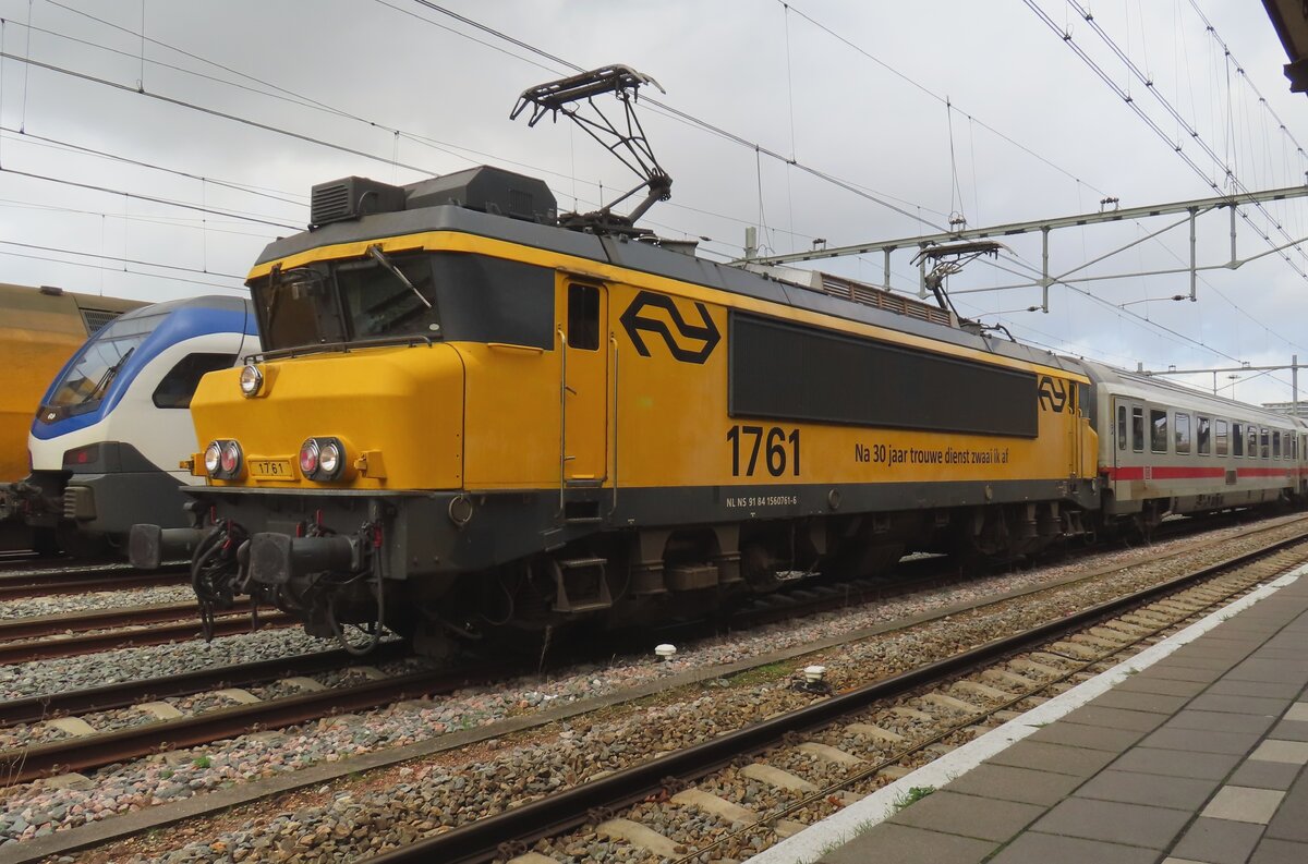 Bald soll das Universum sich müssen verabschieden von die Einsatze der NS Reihe 1700 mit DBIC-Wagen zwischen Amsterdam und Berlin. Am grauen 19 November 2023 steht 1761 mit ein Abschiedssonderzug in Nijmegen als Teil der fahrt Amersfoort--Zwolle--Deventer--Arnhem--Nijmegen--Tilburg--Rotterdam Stadion--Utrecht--Amersfoort.