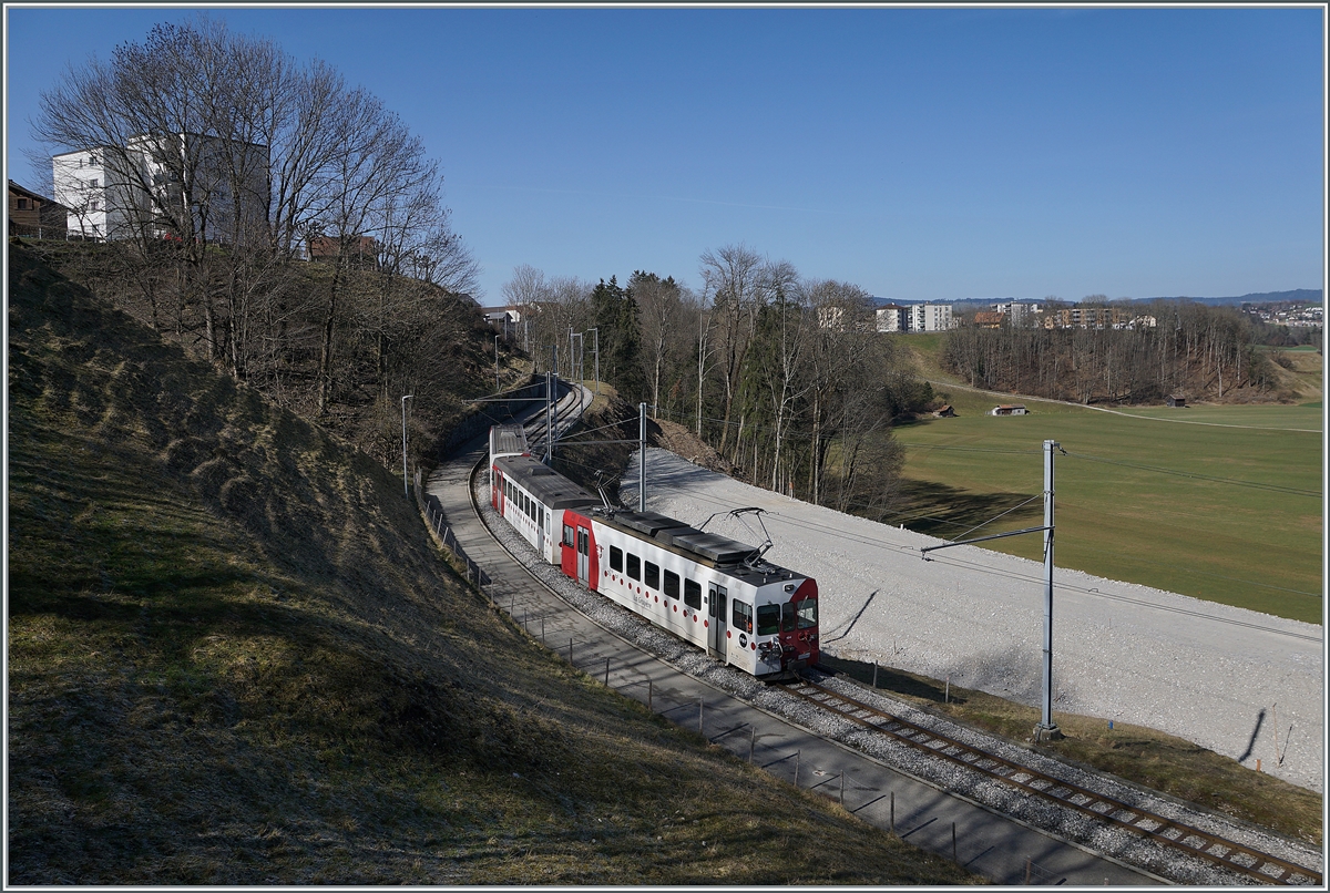 Bald sollen hier Normalspurzüge verkehren. Doch noch bis am 5. April fahren von Bulle nach Broc Fabrique die TPF Meterspurzüge, im Bild der TPF Be 4/4 124 mit dem Bt 224 und ABt 223 zwischen dem Bahnhof von Broc Village und Broc Fabrique.

2. März 2021