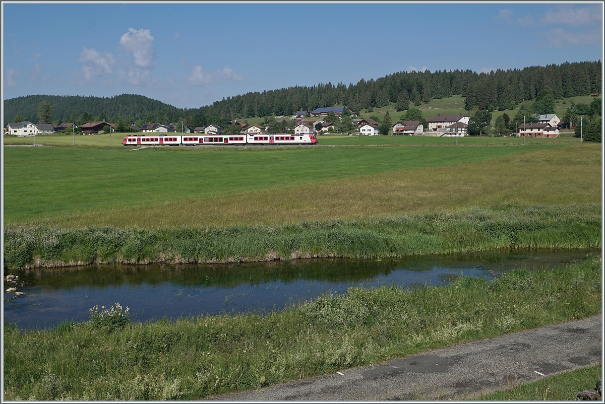 Bald wird im Vallée de Joux  geFLIRTet  und folglich verschwinden die bunten Domino Punkte fast vollständig. Zwischen Le Brassus und Chez-Le Maîtres-Ecoles ist der TRAVYS RBDe 560 385-7 (RBDe 560 DO TR 94 85 7560 385-7 CH-TVYS)  Lac de Joux  als Regionalzug 6014 auf dem Weg nach Vallobe. Im Vordergrund ist die sanft dahinfliessende Orbe zu sehen. 

16. Juni 2022