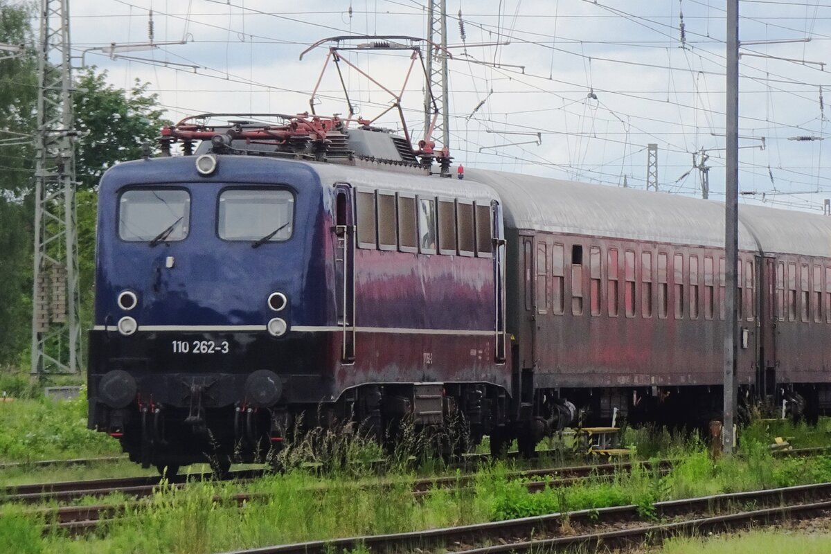 Bayernbahn 110 262 steht am 26 Mai 2022 mit ein Sonderzug ins Gleisvorfeld von N�rdlingen abgestellt.