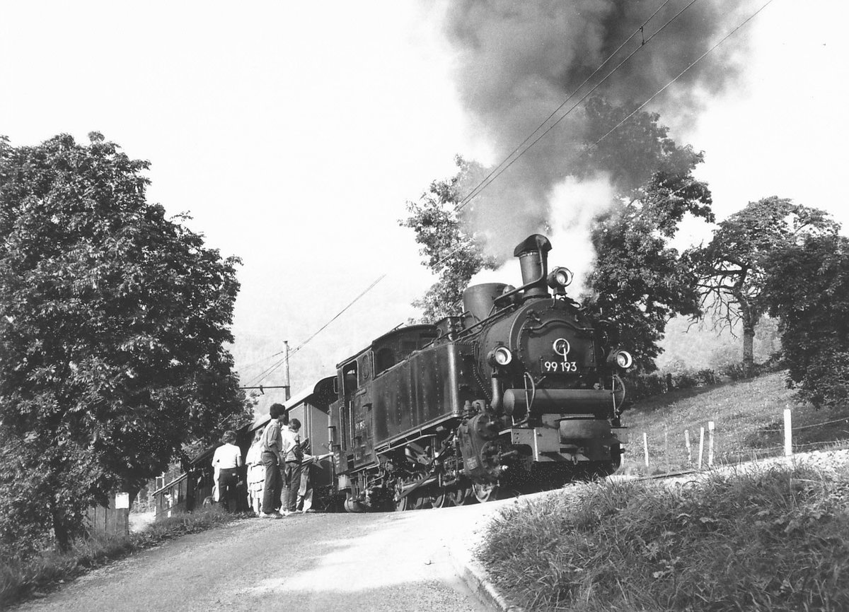 BC: Schweizer Dampf-Festival 2016. Infolge der unsicheren Wetterprognosen habe ich diesen alljährlichen wiederkehrenden Grossanlass am Genfersee zu Hause anhand von Archivbildern aus Vorjahren erlebt. Die ehemalige DR G 5/5 99193 mit einem Dampfzug auf der Fahrt nach Chamby bei Cornaux im Sommer 1979.
Foto: Walter Ruetsch 