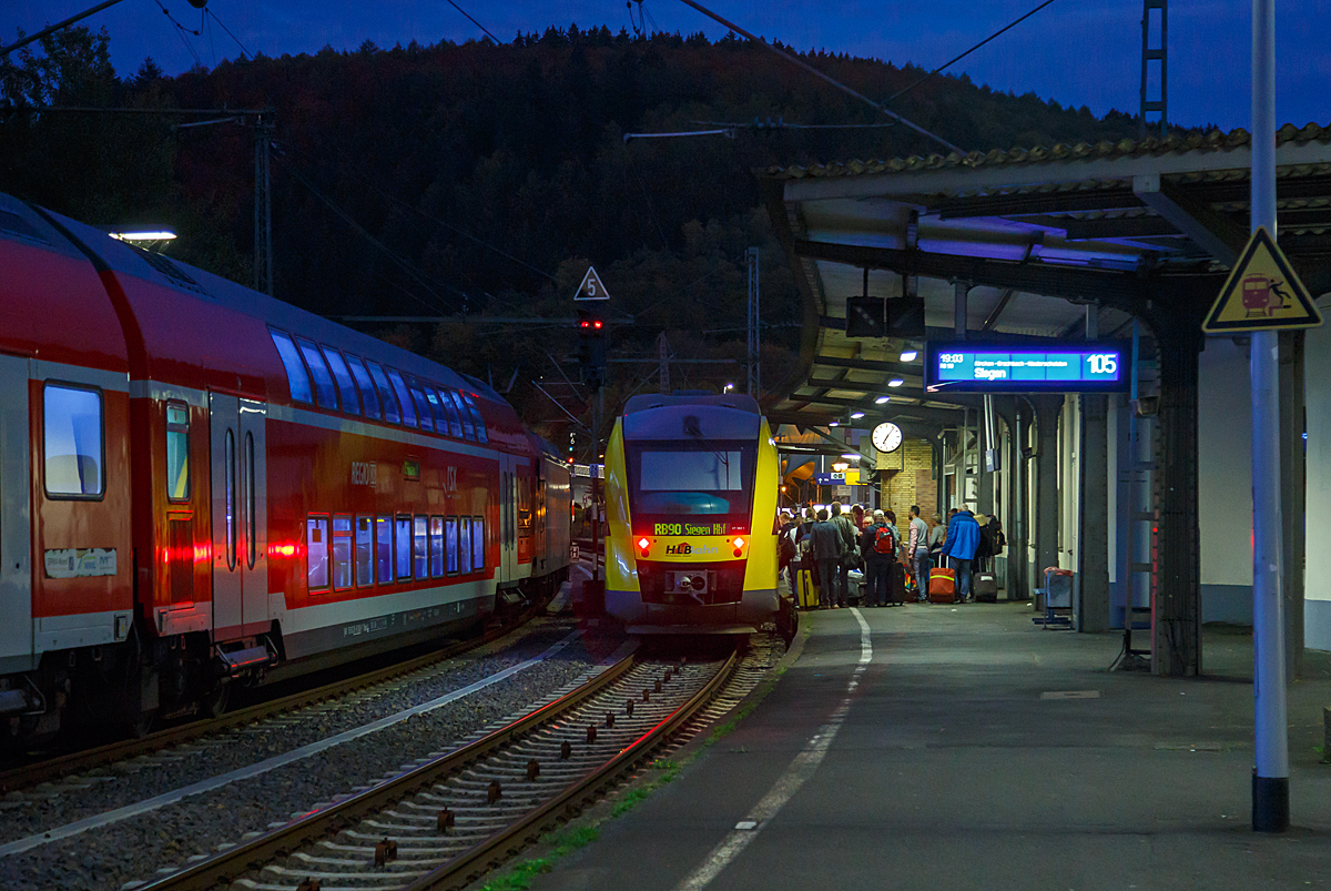 
Bedingt durch die Geiselnahme am Montag den 15.10.2018 im Kölner Hauptbahnhof, mit der daraus resultierenden bis in den Abend dauernden Vollsperrung des Hauptbahnhofs, waren vermutlich Zehntausende Reisende und Hunderte Züge betroffen.  
Auch hier in Betzdorf/Sieg waren die Auswirkungen sehr deutlich zu spüren. 

Da Linie RE 9 (rsx - Rhein-Sieg-Express) große Verspätungen hatte, was wahrhaft nicht das Verschulden der DB war, endeten die Züge in Betzdorf und es ging gleich wieder retour. Reisende die weiter in Richtung Siegen mussten, waren gezwungen in die Regionalbahn (LINT´s der HLB) umsteigen.

Hier hält gerade der VT 262 ein LINT 41 der HLB (Hessische Landesbahn), als RB90  Westerwald-Sieg-Bahn  (Westerburg - Altenkirchen - Au/Sieg - Betzdorf - Siegen), und nimmt eine große Schar an Reisende auf. Ich war sehr überrascht wie viele Menschen doch in einem LINT 41 gehen, aber umfallen konnte keiner mehr.
