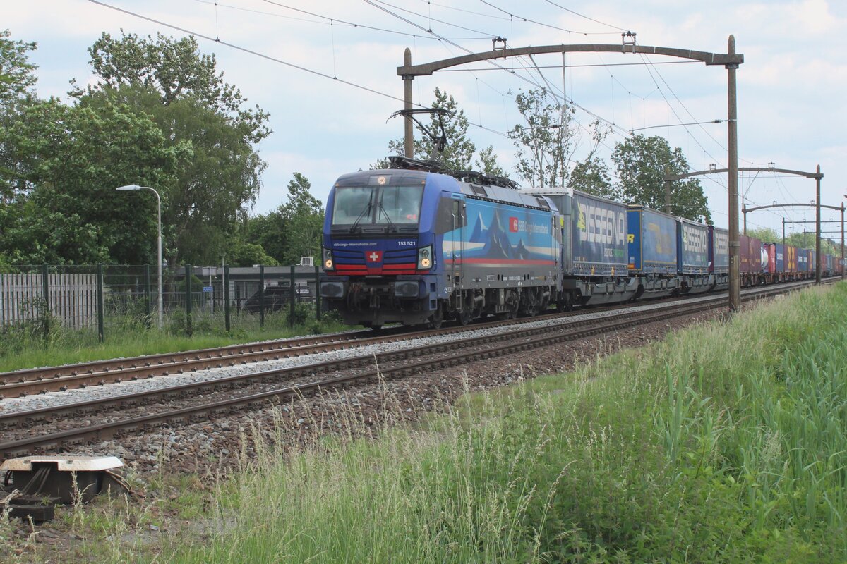 Bei der bekannte Bahn�bergang in Hulten passiert am 5 Juni 2024 SBBCI 193 521 mit ein KLV nach Waalhaven.