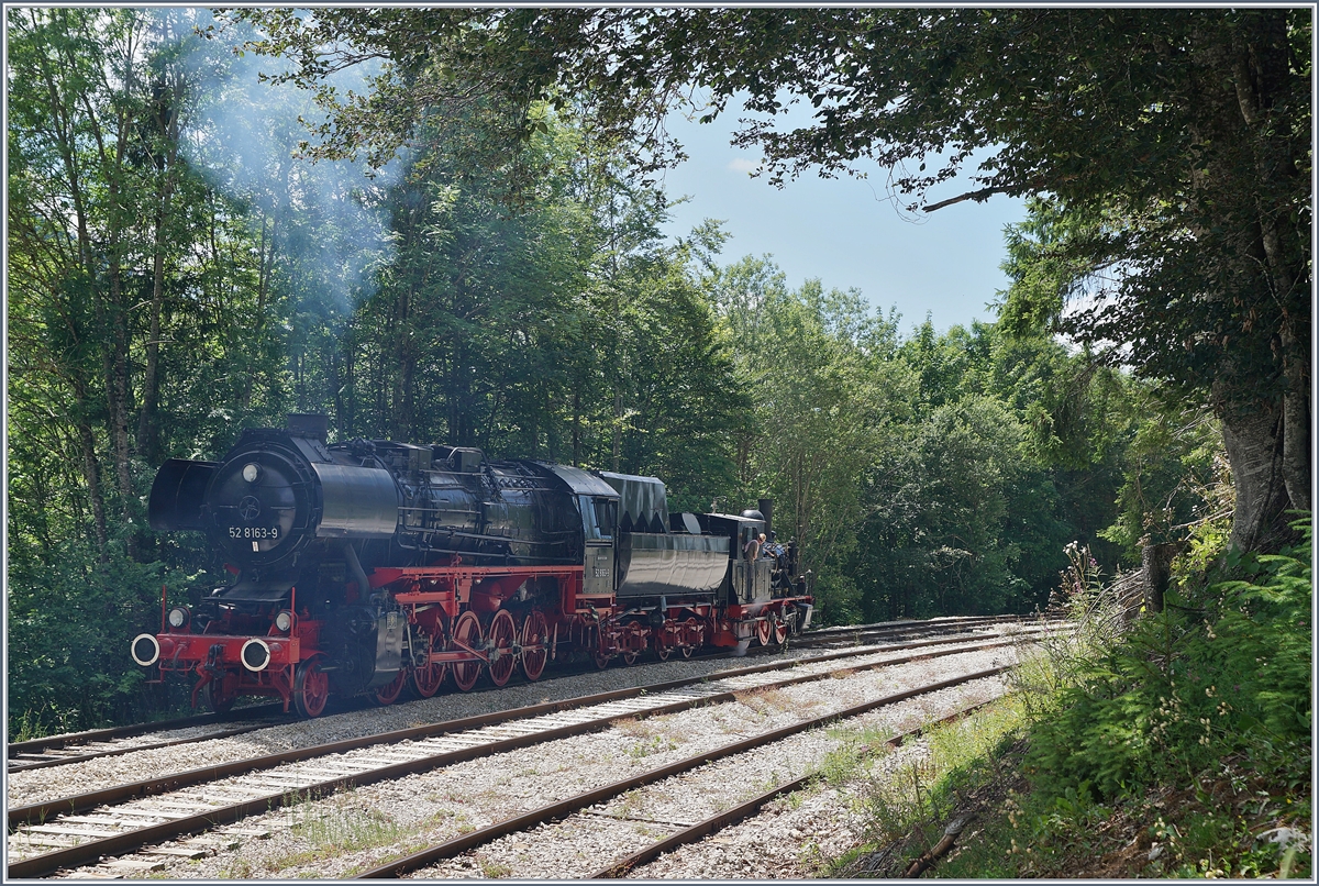 Bei der Coni'Fer (CFTVP) eine neue Heimat gefunden haben die mächtige (ex DR) 52 8163-9 (Baujahr 1943) und die kleine E 3/3 N° 5 (ex Alusuisse, Baujahr 1915) die in Hôpitaux Neufs Rücken an Rücken rangieren.

16. Juli 2019