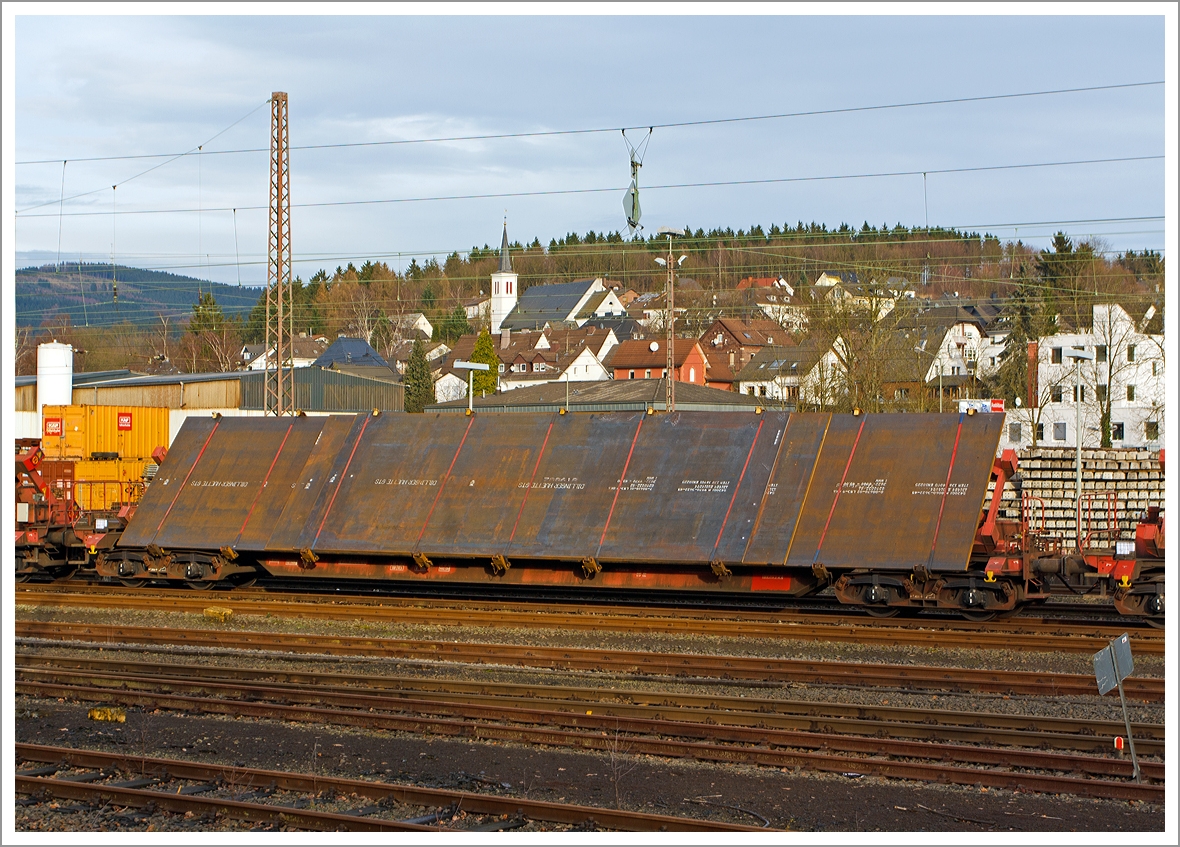 Bei diesem ist das Ladeger�st ist andersherum geneigt....

Drehgestellflachwagen f�r den Transport von Blechtafeln der Gattung Slps-u 725, NVR-Nummer 31 80 4726 XXX-X D-DB, der DB Schenker Rail Deutschland AG abgestellt am 21.12.2013 in Kreuztal, beladen mit Stahlblechen von der Dillinger H�tte GTS (Grobblechen).

Der Slps-u 725 ist ein Schr�glader und besonders f�r den Transport von Gro�blechen bis zu einer Breite von 5,50 m geeignet. Durch die Schr�gstellung der Ladeger�ste k�nnen Bleche bis zu 3.970 mm ohne Ladema��berschreitung bef�rdert werden.   

Technische Daten:
Achsanzahl: 4
Drehzapfenabstand: 17.000mm
Achsabstand im Drehgestell: 1.800 mm
L�nge �ber Puffer: 22.040 mm
L�nge der Ladel�nge: 19.000 mm
Eigengewicht: ca. 32.500 kg
Kleinster befahrbarer Radius: 
Ladeger�st waagerecht und bis 44� geneigt  60 m
bis 46� geneigt   75 m
bis 48� geneigt   90 m
bis 50� geneigt 140 m
Lastgrenze bei Streckenklasse D: 57,5 t