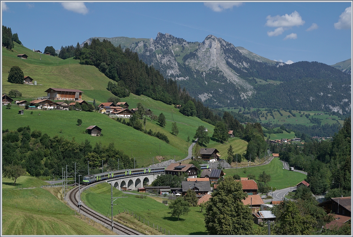 Bei Garstatt schiebt die BLS Re 4/4 II 502 ihren RE in Richtung Spiez.

11. August 2020
