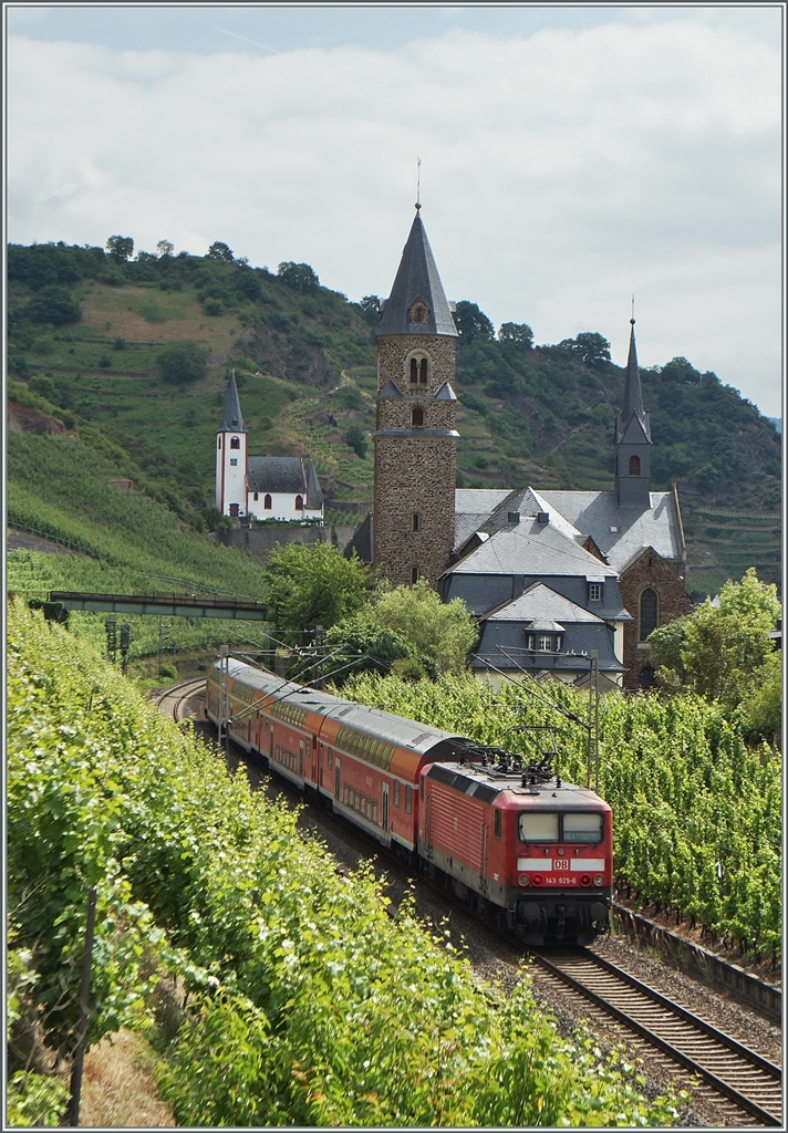 Bei Hatzenport ist die 143 925-6 mit einem RE Richtung Koblenz unterwegs.
21. Juni 2014