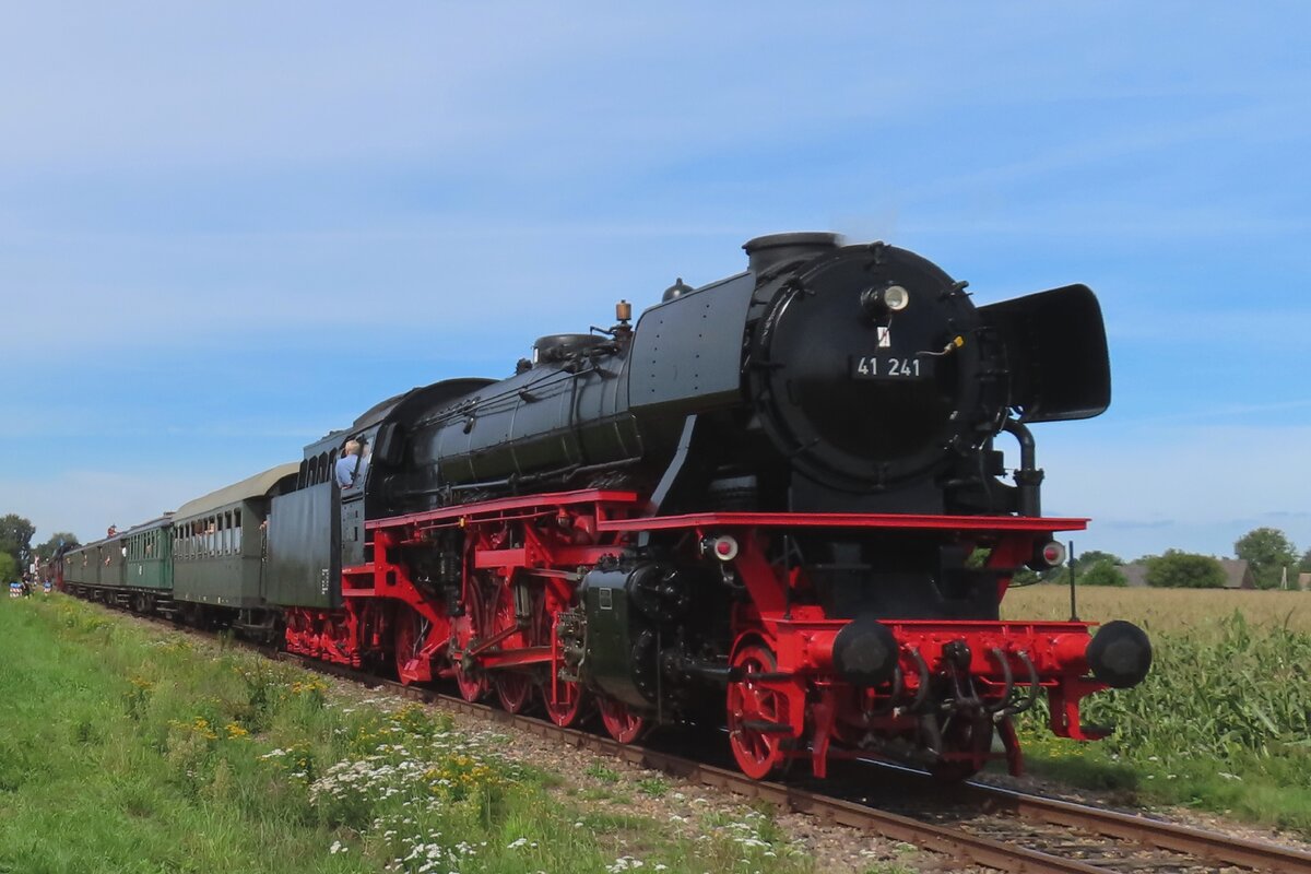 Beim Bahn�bergang in Lieren wurde am 3 September 2023 41 241 mit Dampfpendelzug w�hrend Terug naar Toen 2023 fotografiert.