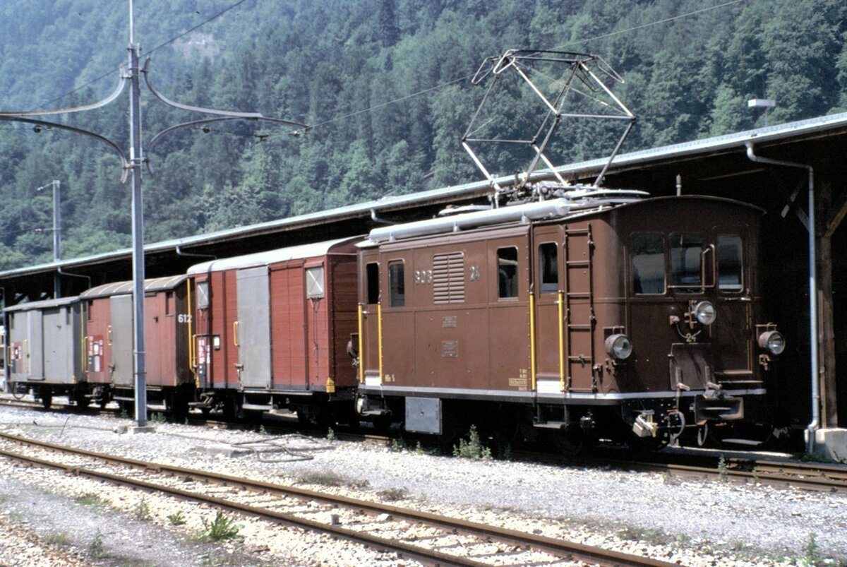 Berner Oberlandbahn BOB HGe 3/3 Nr.24 in Interlaken am 31.07.1980. Inbetriebsetzung 1914/1915 Länge über Kupplung 8,24 m; 35,6 t; 400 PS; Vmax Adhäsion 45 km/h, Zahnrad 15 km/h; Einsatz Reional- und Güterzüge.