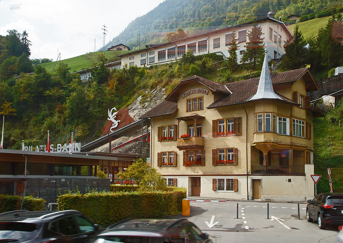 Bild aus unserem Brünig-Zug (zb Interregio nach Luzern) in Alpnachstad auf die Talstation der Pilatusbahn (PB) am 09.09.2021.

Seit 1889 führt die Zahnradbahn von Alpnach auf den Pilatus, rund 30 Minuten Fahrzeit, hinauf. Mit bis zu 48 Prozent Steigung ist sie die steilste Zahnradbahn der Welt. Sie erklimmt Meter für Meter den Weg von Alpnachstad nach Pilatus Kulm, vorbei an blühenden Alpenwiesen und markanten Felsformationen.