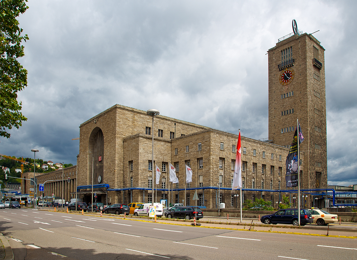 
Blick auf das denkmalgeschützte Teil des Emfangsgebäude vom Hauptbahnhof Stuttgart, hier am 17.06.2016