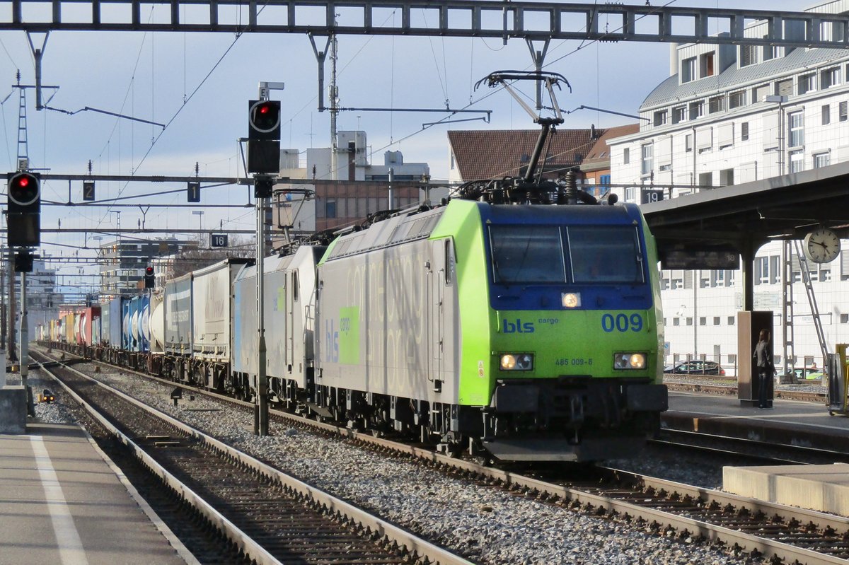 BLS 485 009 dönnert durch Thun am 23 März 2017. 