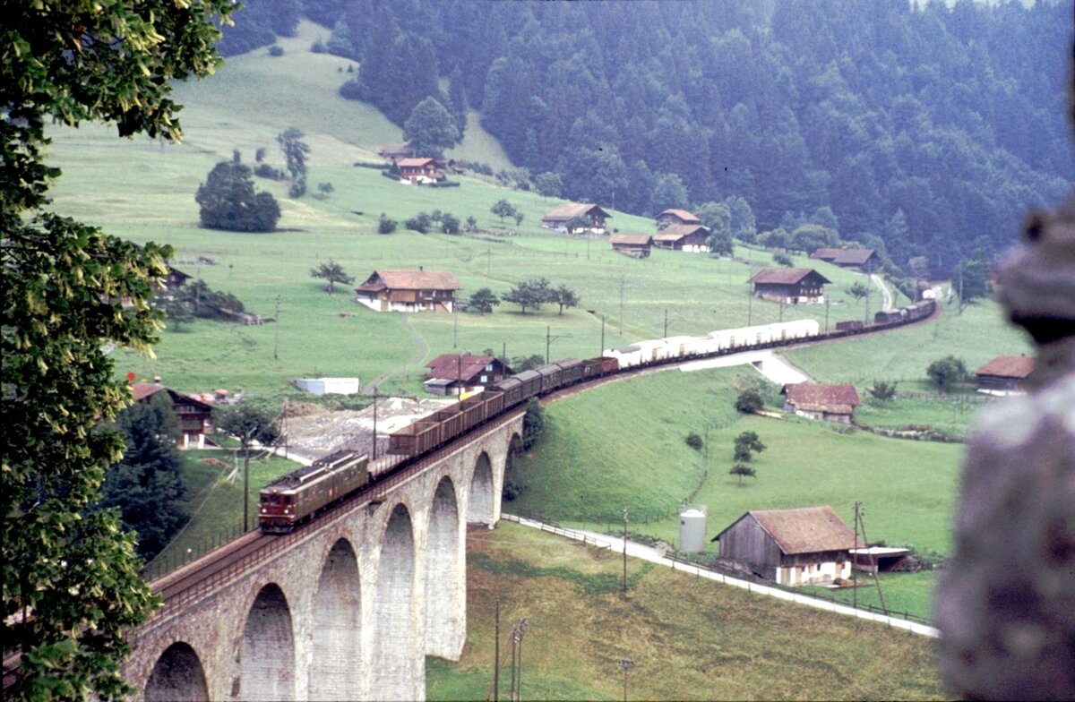 BLS Ae 8/8 mit einem langen Güterzug auf dem Kanderviadukt am 28.07.1980.