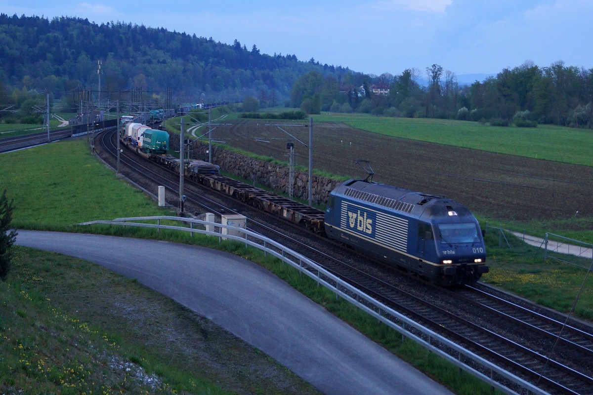 BLS: Auch in der Schweiz gibt es einen ALLWETTER-BAHNFOTOGRAFEN, der ab und zu auch bei sehr schlechter Witterung bis zum Einbruch der Abenddämmerung mit der Fotokamera unterwegs ist. Langer gemischter Güterzug mit der Re 465 010 bei Roggwil unterwegs am 28. April 2015 um 19.45 h.
Foto: Walter Ruetsch