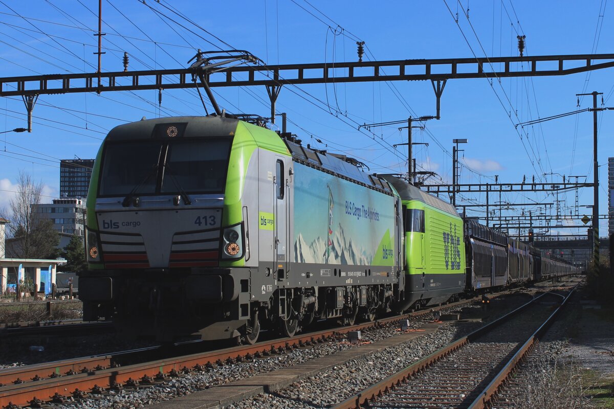 BLS cargo 475 413 zieht ein Leerzug durch Pratteln am 13 Februar 2024.