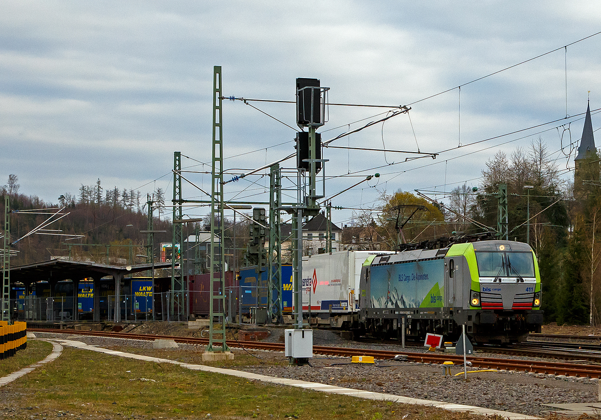 BLS Cargo. Die Alpinisten. .....
Die BLS Cargo 411 – Re 475 411-5 (91 85 4475 411-5 CH-BLSC) fährt am 17.04.2021 mit einem KLV-Zug durch Betzdorf/Sieg in Richtung Köln.

Die Siemens Vectron MS wurden 2017 von Siemens unter der Fabriknummer 22072 gebaut, sie hat die Zulassungen für CH/ D/ A/ I / NL und kann so vom Mittelmeer bis an die Nordsee ohne Lokwechsel durchfahren.