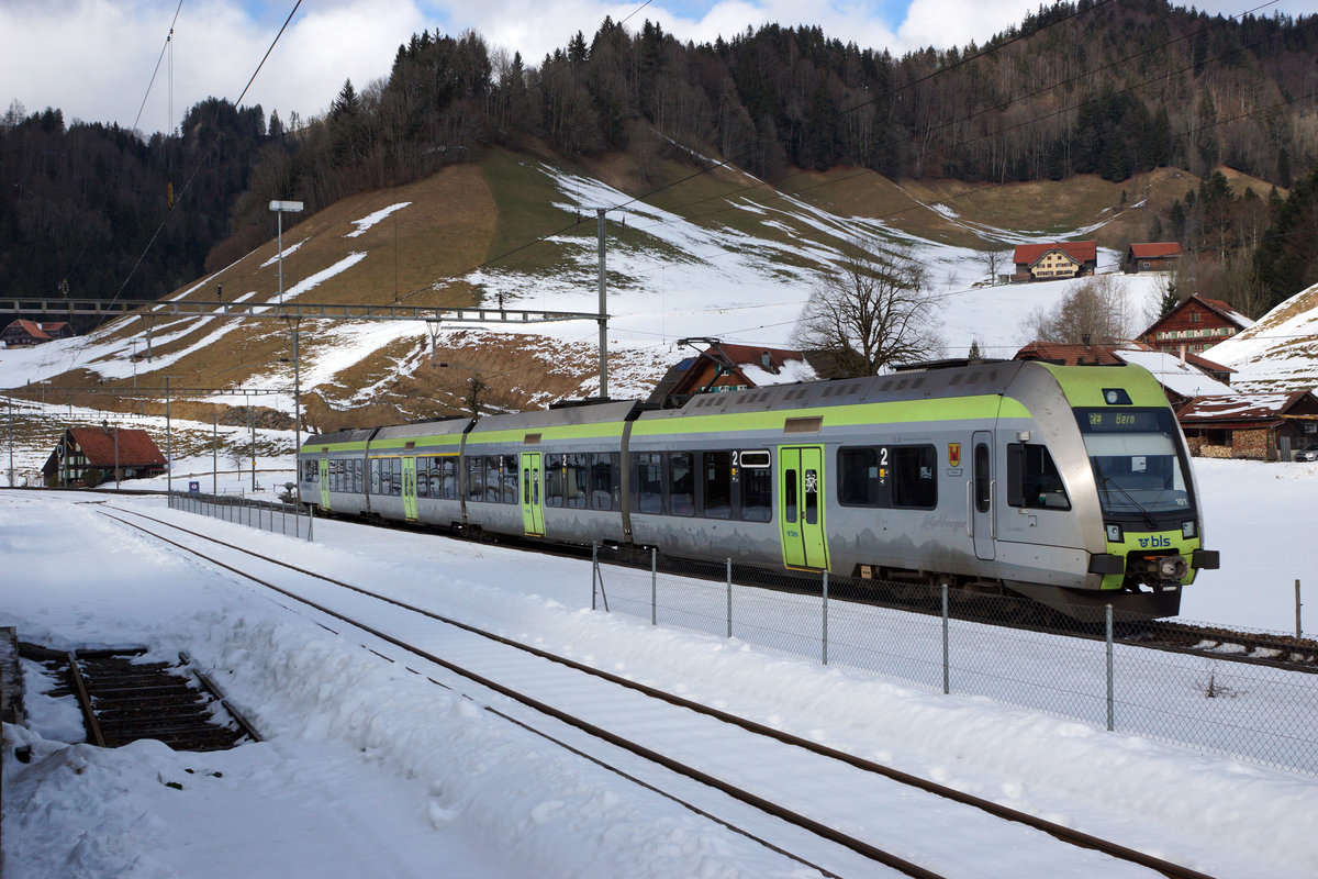 BLS: Die wundersch�nen Aufnahmen von Peter und Stefan inspirierten mich ebenfalls diese Gegend aufzusuchen.
RE Luzern-Bern mit einem L�tschberger bei Wiggen am 3. Februar 2017.
Foto: Walter Ruetsch